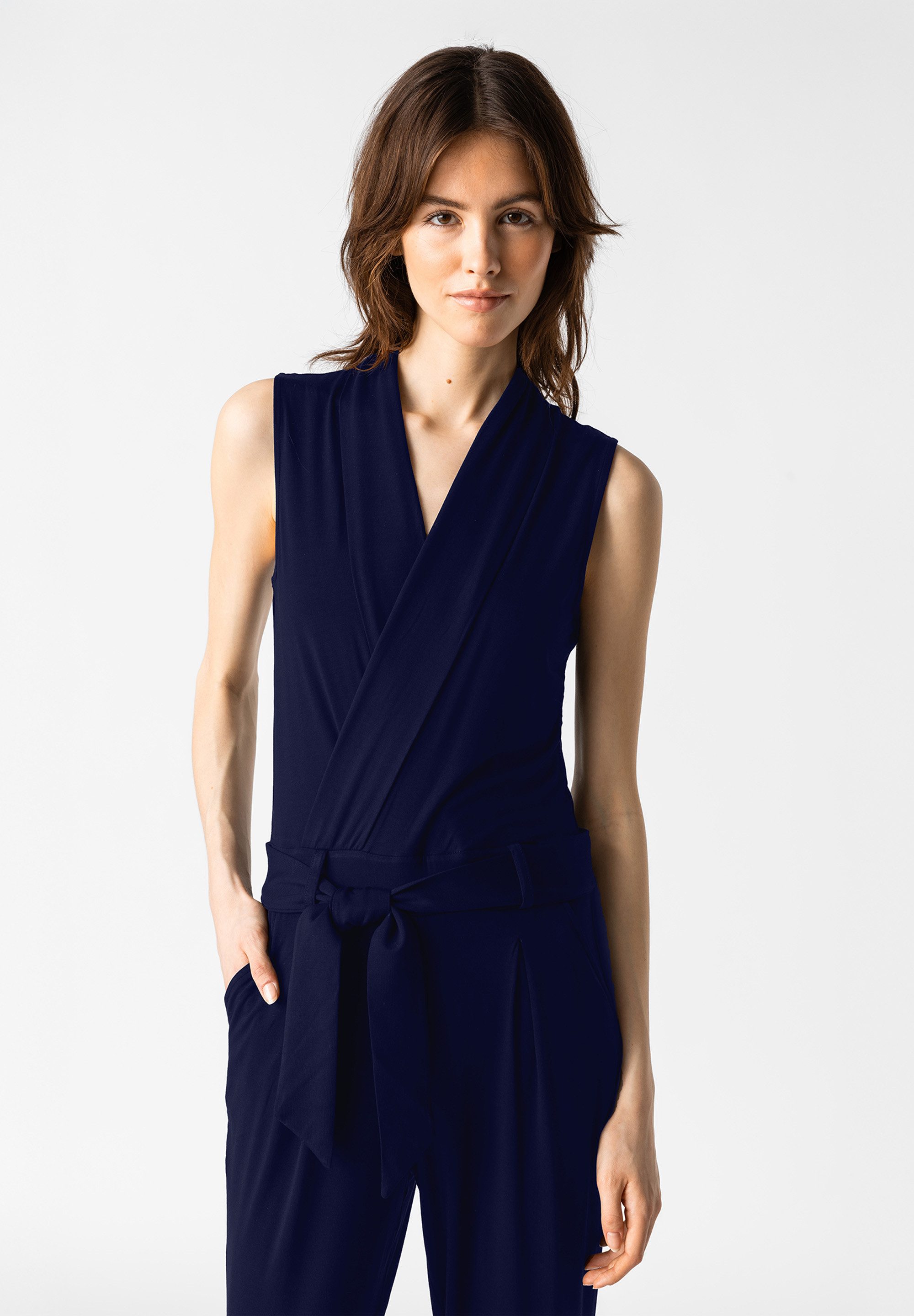 Les Lunes Jumpsuit Stela Bambusviskose, V-Ausschnitt, seitliche Eingrifftaschen, Taillengürtel