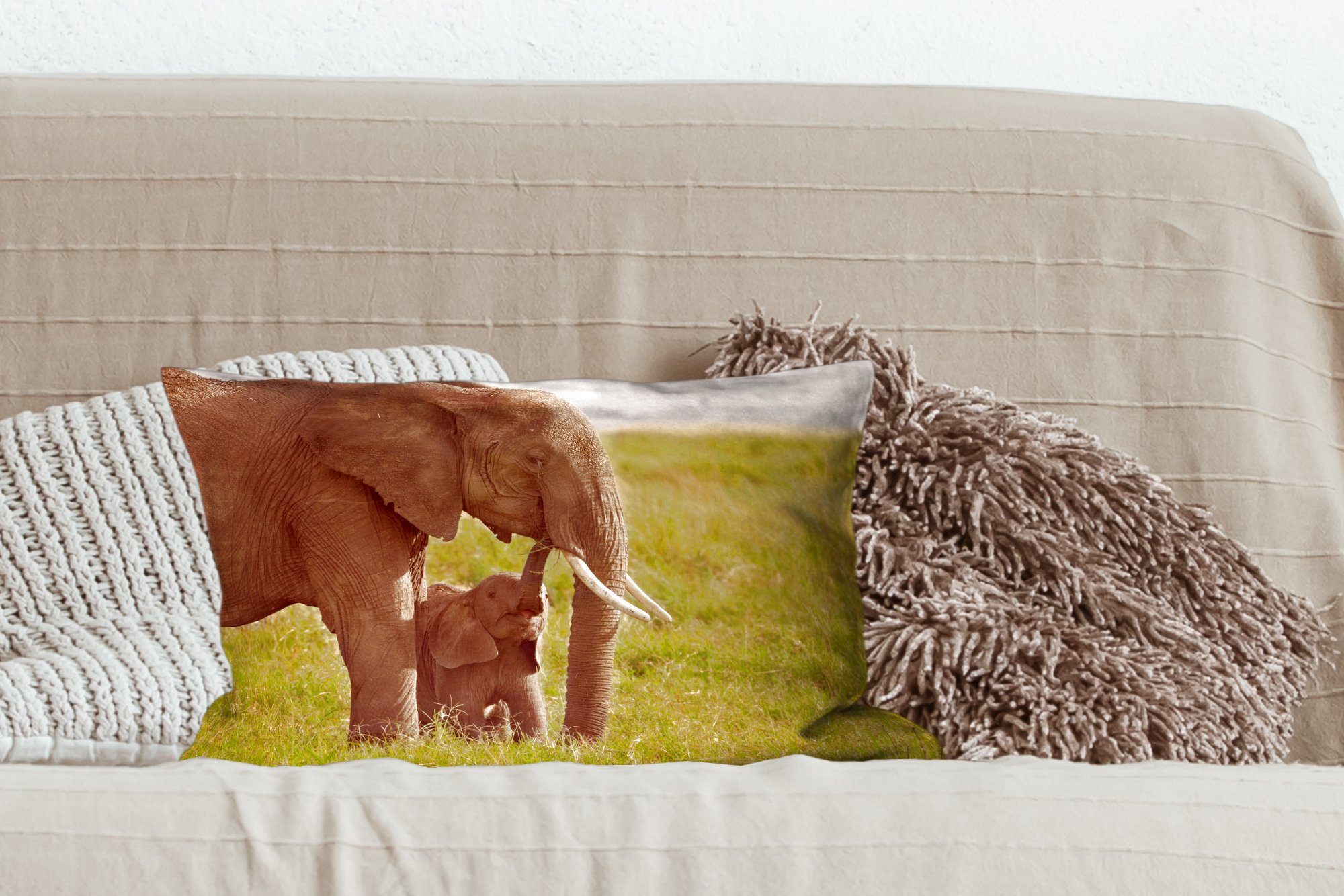 Zierkissen, Elefantenbaby Mutter Kenia, mit Dekokissen Füllung, mit Schlafzimmer MuchoWow Wohzimmer seiner in Dekoration, Dekokissen