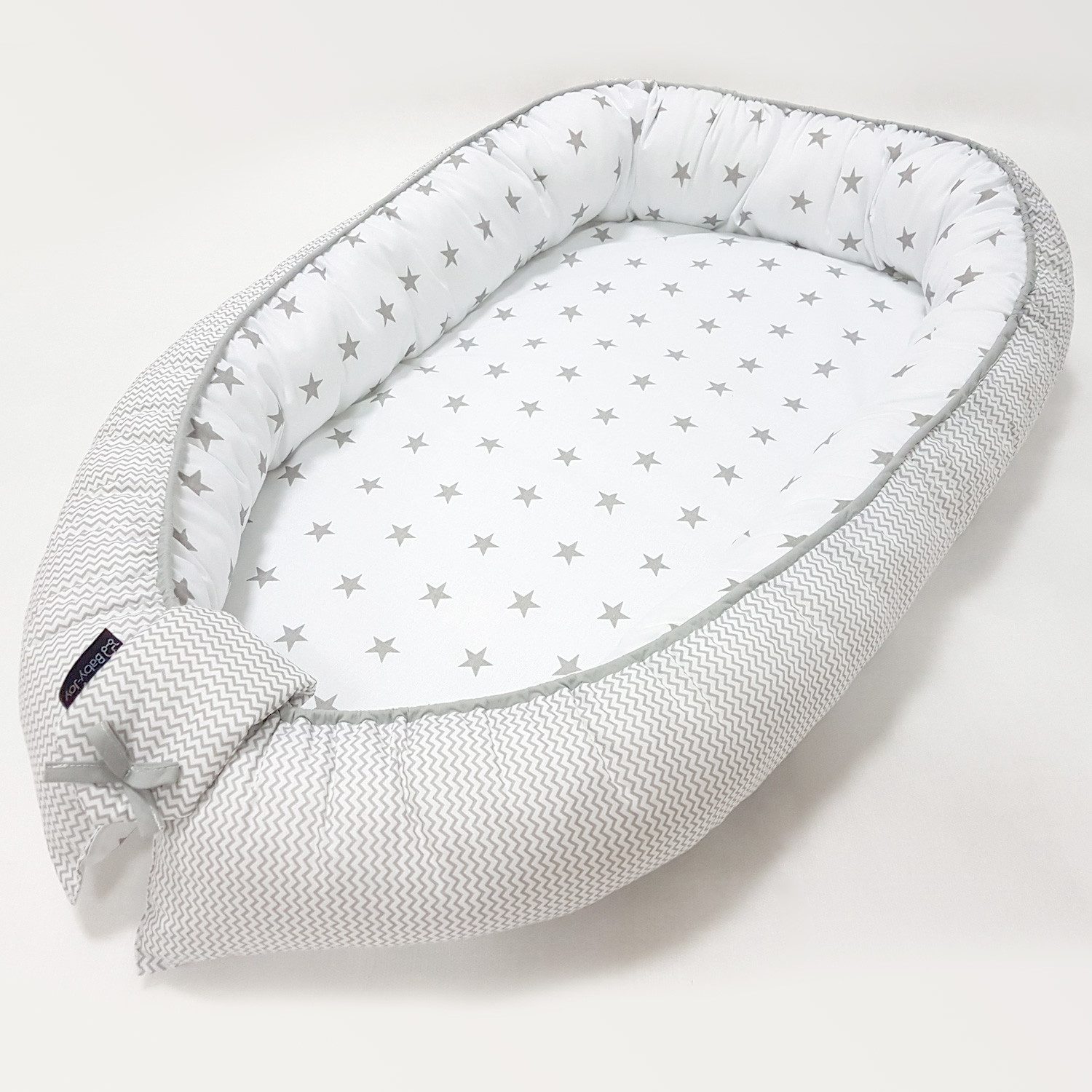 Baby-Joy Babyschlafsack Baby-Joy Babynest Kokon Baby-Reisebett Baby Pod ZICK ZACK Linie 100% B (1 tlg), Atmungsaktiv. Kuschelweich.