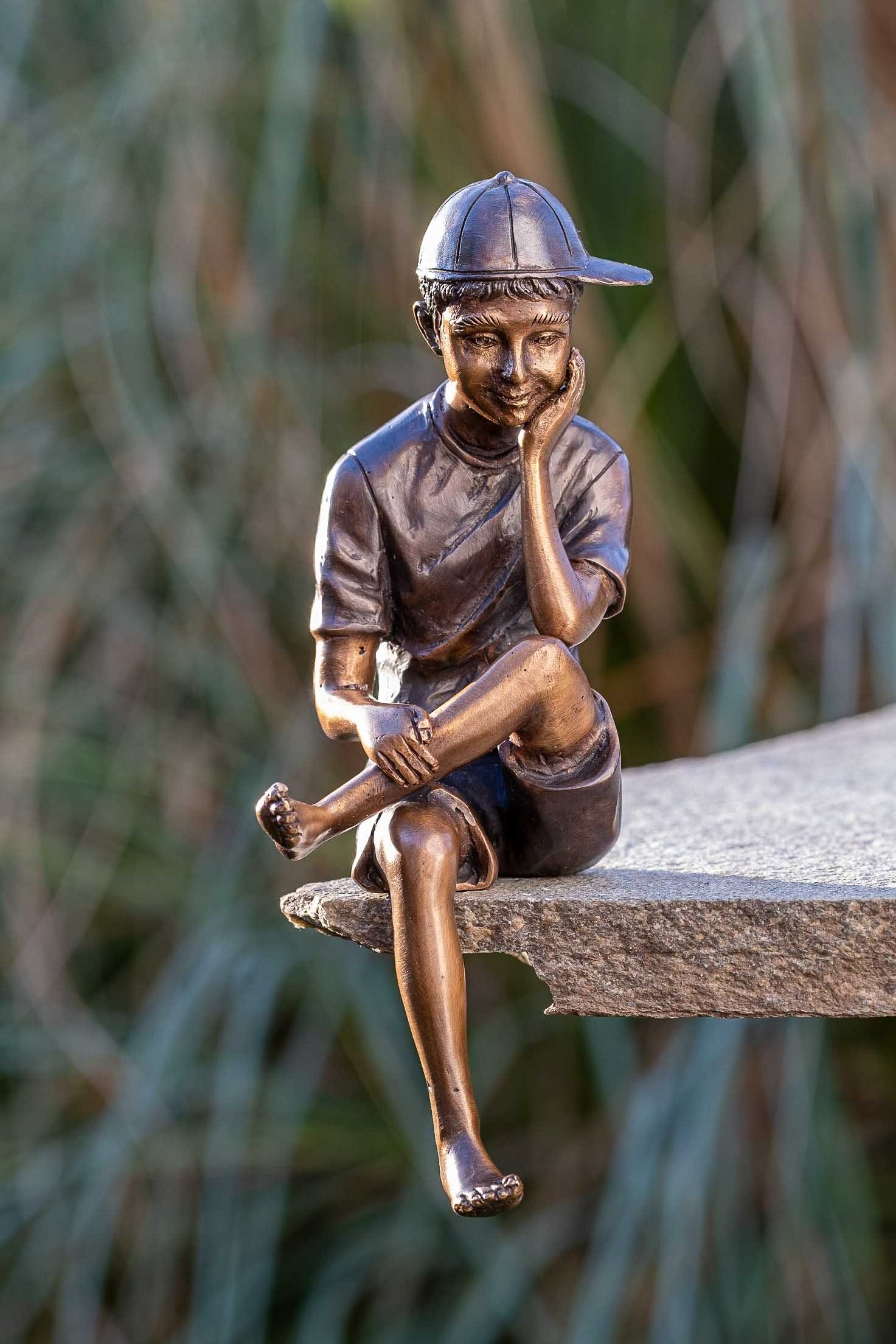 IDYL Gartenfigur IDYL Bronze-Skulptur Junge mit einer Kappe, Bronze – sehr robust – Langlebig – witterungsbeständig gegen Frost, Regen und UV-Strahlung. Die Modelle werden in Wachsausschmelzverfahren in Bronze gegossen und von Hand patiniert.