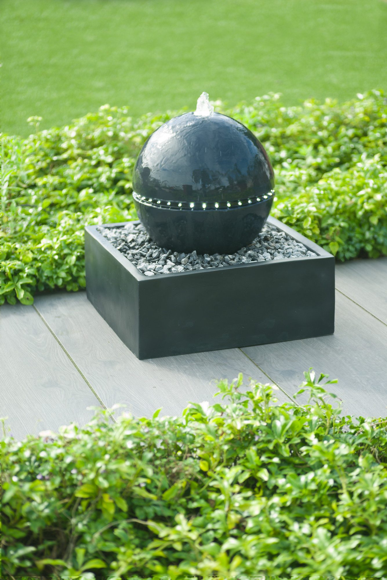 AcquaArte Gartenbrunnen TRIPOLI, 33 cm Breite, Wasserbecken BxT: 50x50 cm, Dekokugel Wasserspiel mit umlaufender LED-Beleuchtung