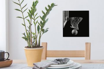 OneMillionCanvasses® Leinwandbild Ein Basketball am Korb auf einem schwarzen Hintergrund - Schwarz und, (1 St), Leinwand Bilder für Wohnzimmer Schlafzimmer