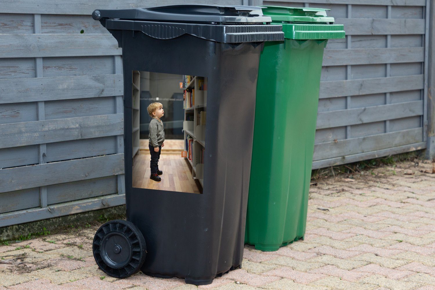MuchoWow Wandsticker Kleiner der Mülltonne, Mülleimer-aufkleber, Container, Junge (1 St), Abfalbehälter in Bibliothek Sticker