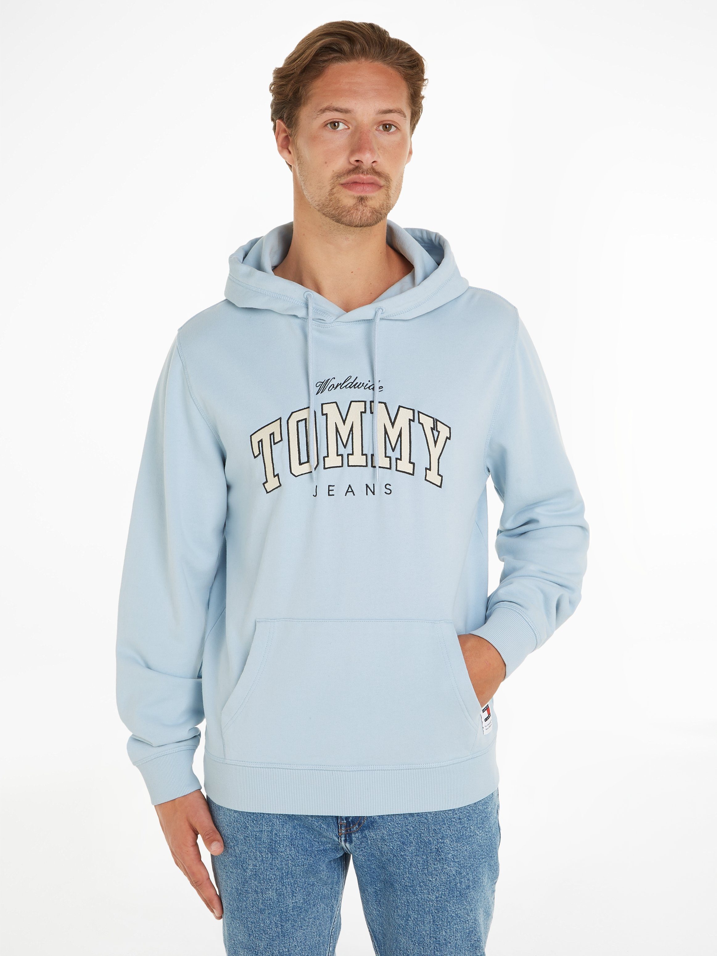Tommy Jeans Kapuzensweatshirt TJM REG NY VARSITY HOODIE mit Kordel Breezy Blue