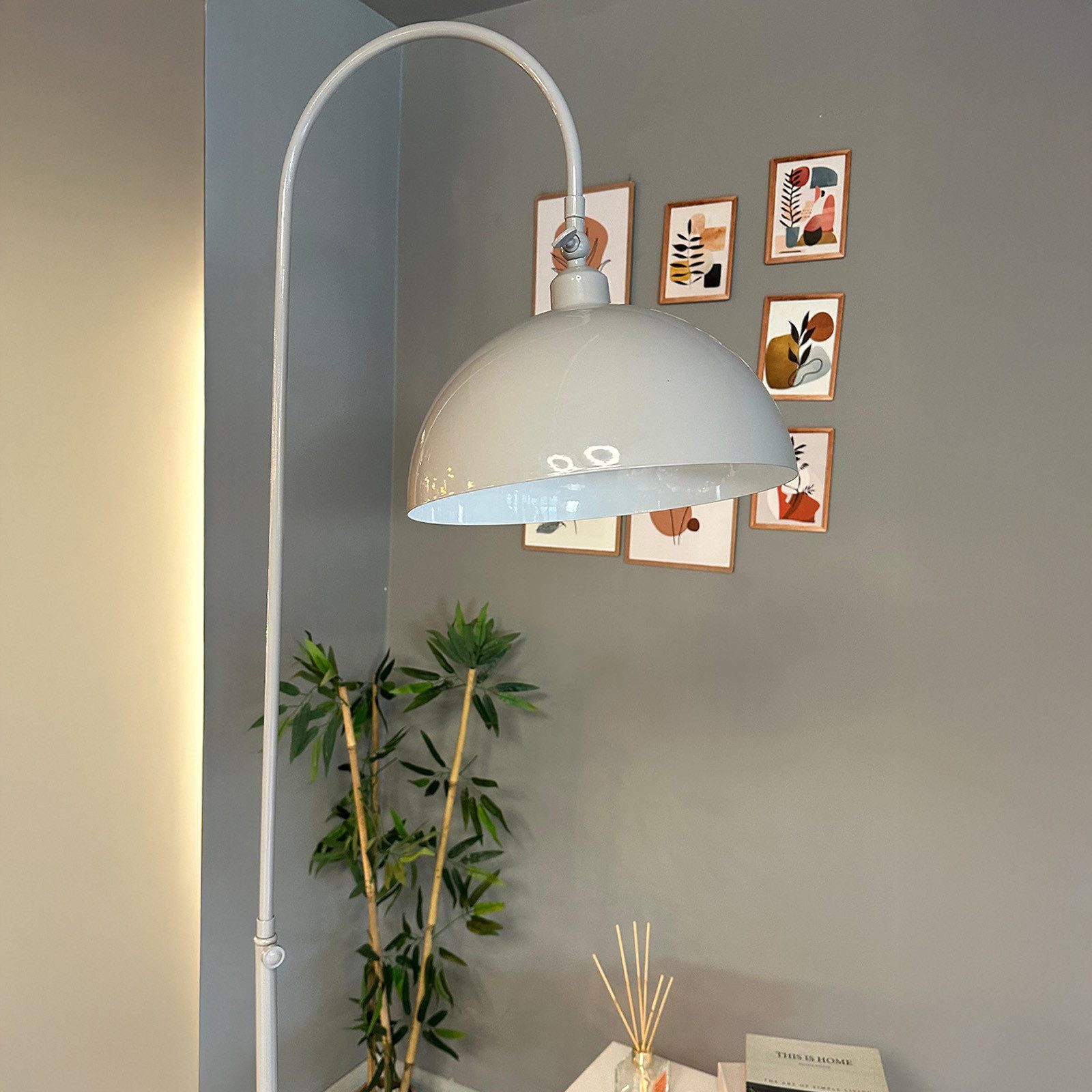 Bamyum Stehlampe Moderne Stehlampe aus Metall mit E27, verstellbarer Lampenschirm, ohne Leuchtmittel, E27, verstellbarer Lampenschirm, Stehluchte mit Ablage