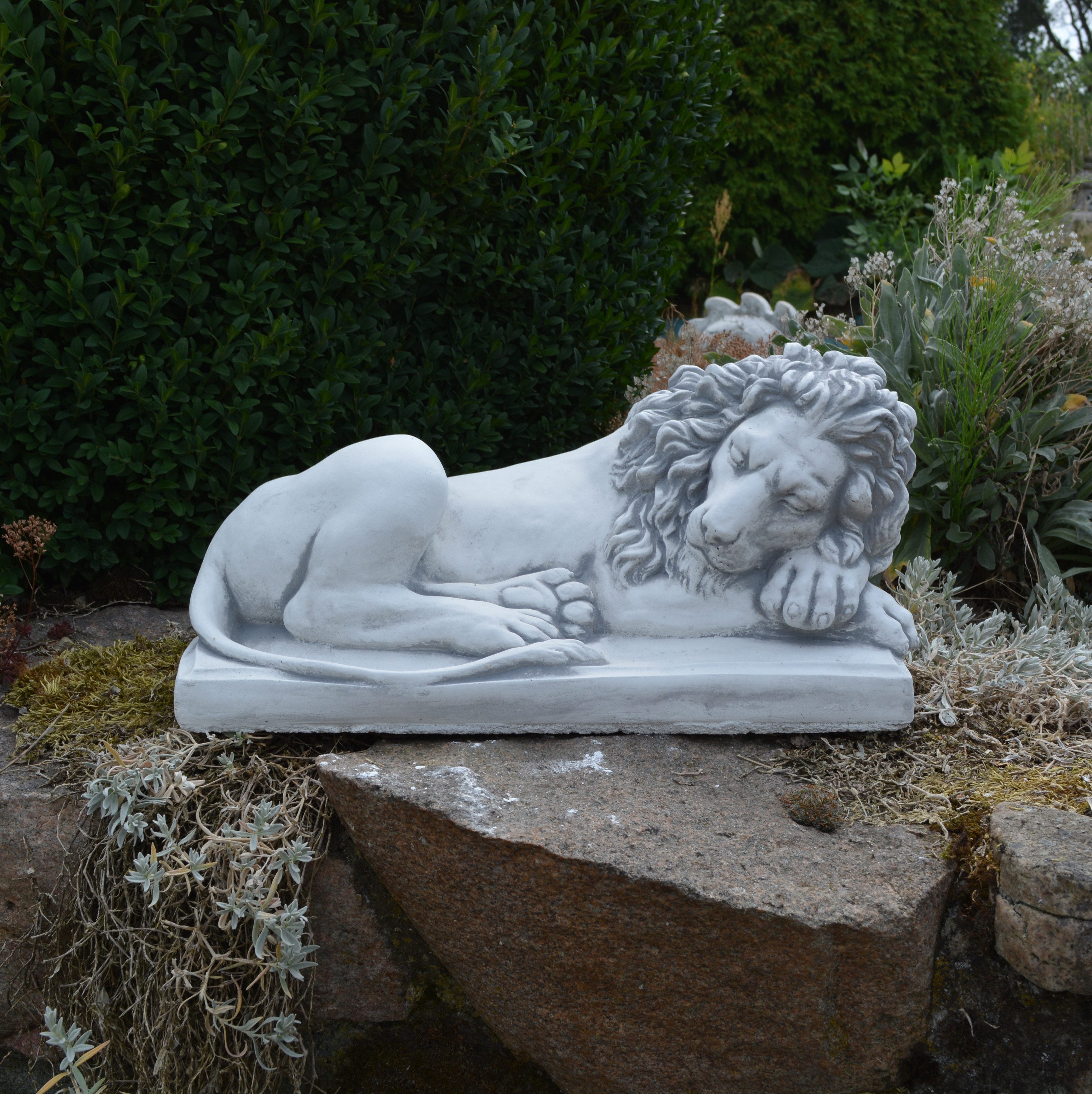 gartendekoparadies.de Gartenfigur Liegender Löwe mit Kopf nach rechts, Steinfigur, H. 20 cm, 18 kg, Frostsicher
