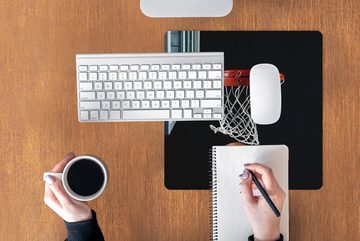 MuchoWow Gaming Mauspad Ein Basketball neben dem Korb auf schwarzem Hintergrund (1-St), Mousepad mit Rutschfester Unterseite, Gaming, 40x40 cm, XXL, Großes