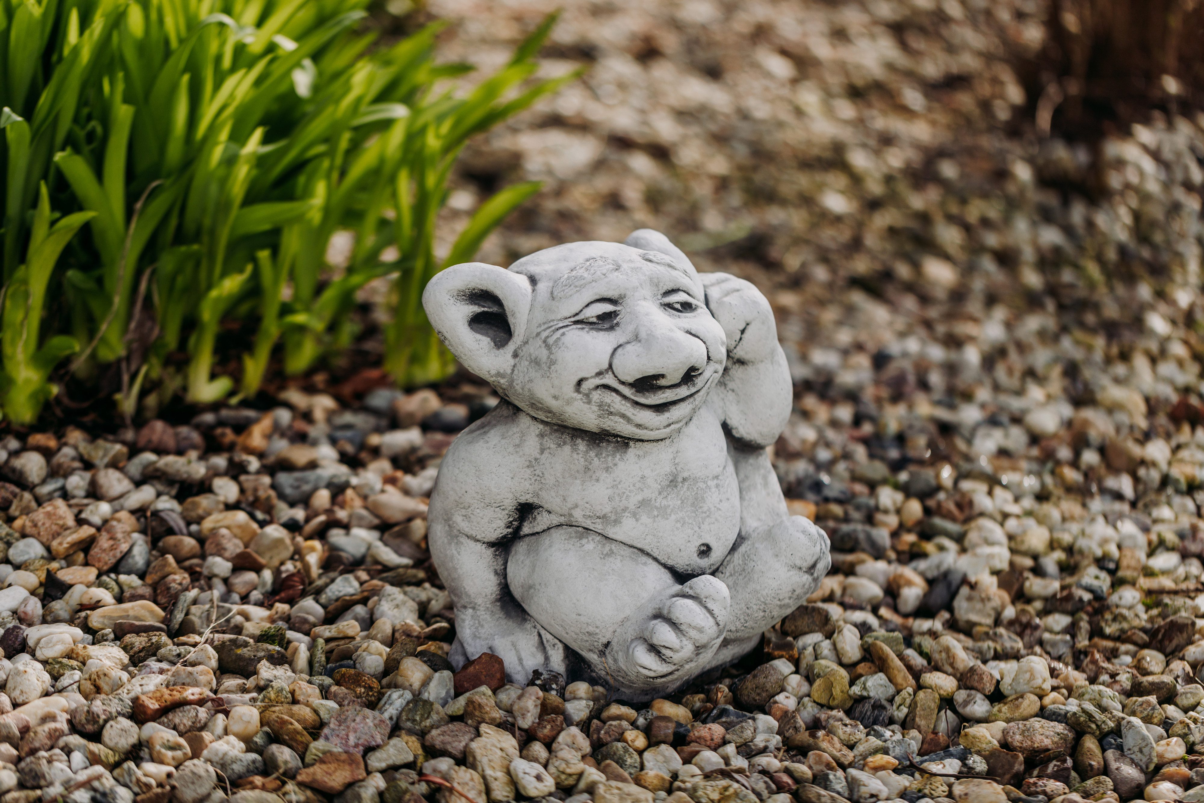 gartendekoparadies.de Gartenfigur Steinfigur XXL Troll Modell Finger im Ohr Gnom, H. 26 cm, 15 kg, Frostsicher