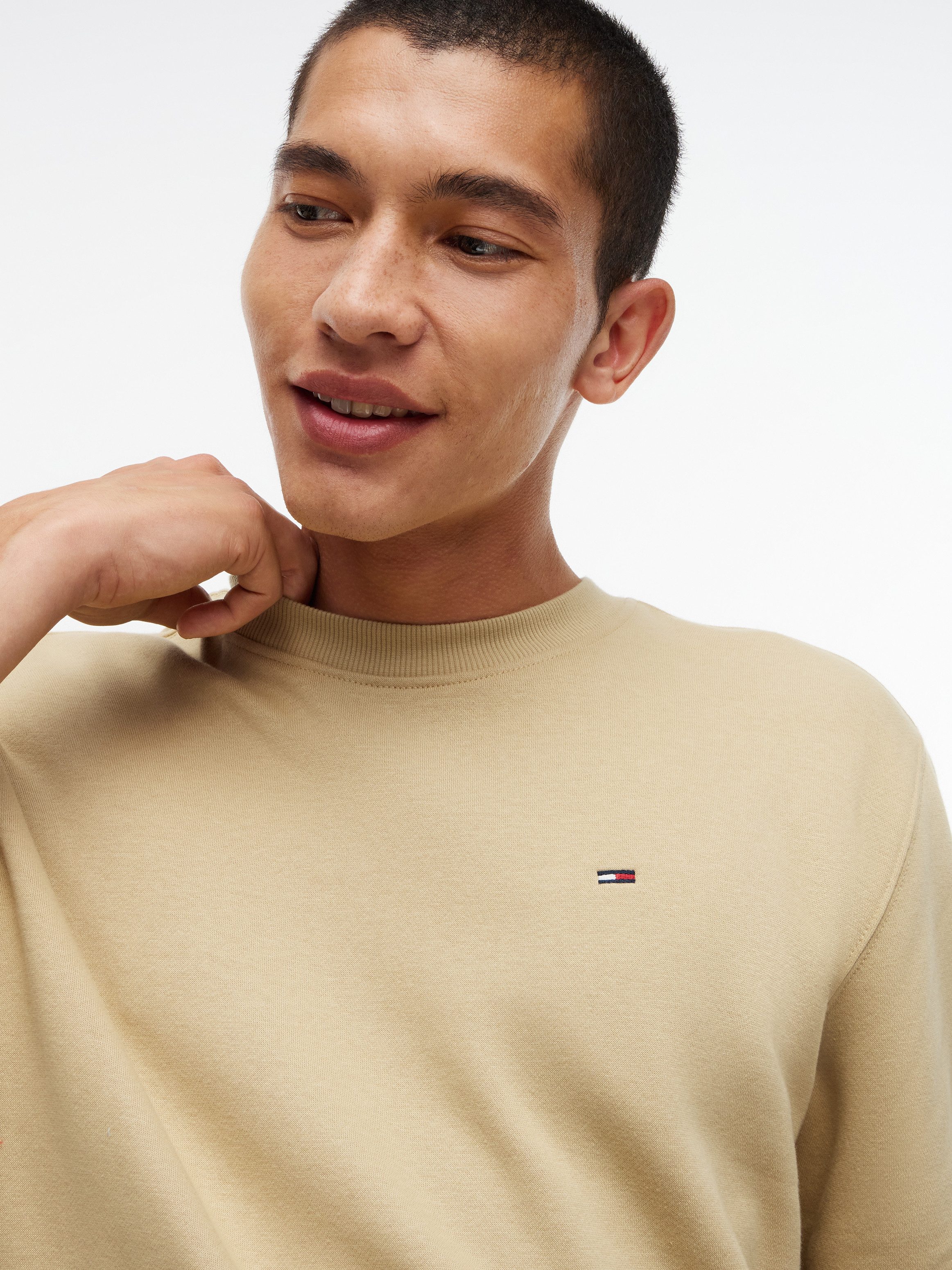 Tommy Jeans Sweatshirt TJM REGULAR FLAG CREW NECK Mit besticktem Markenlogo auf Brusthöhe