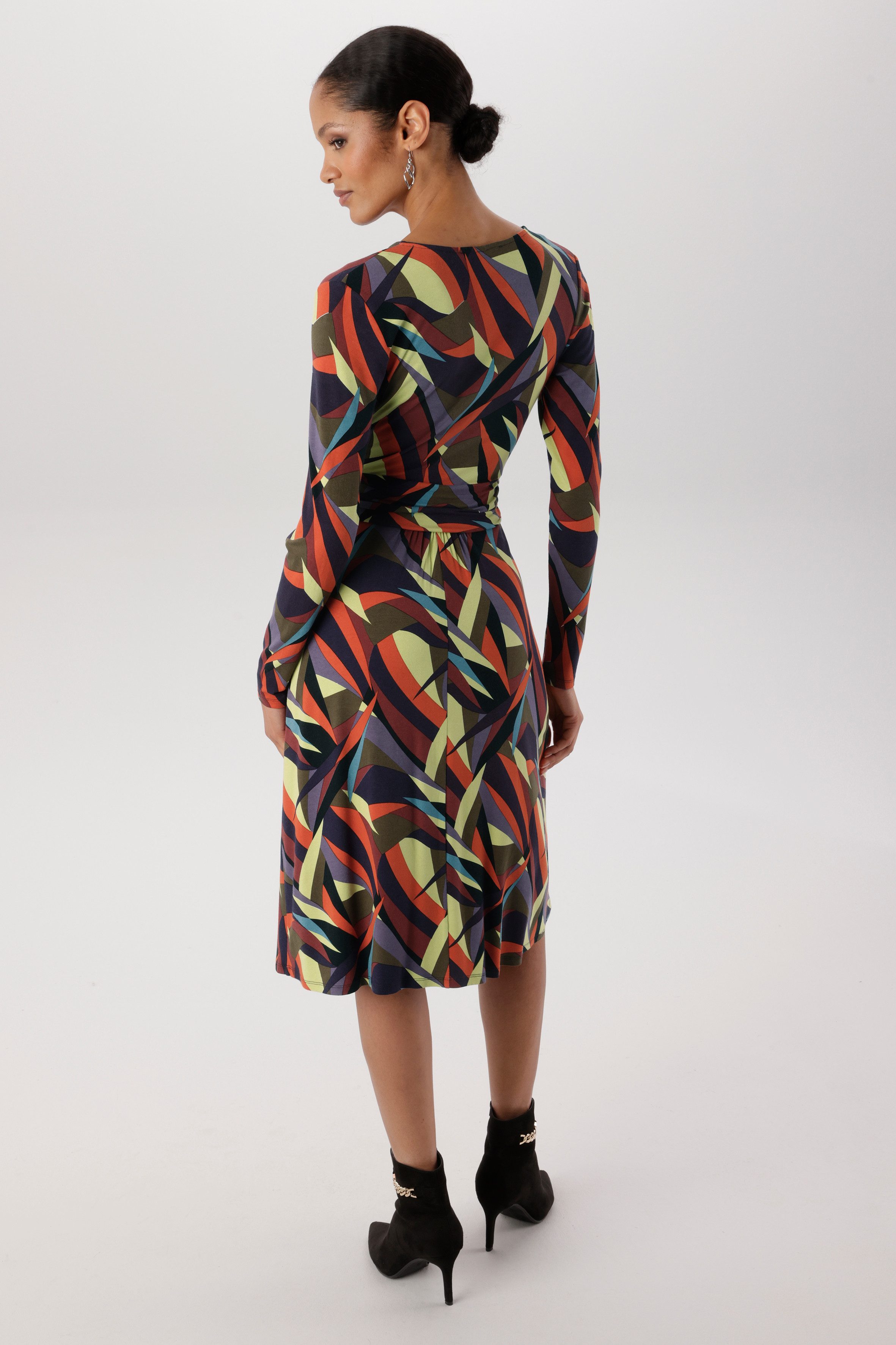 Aniston SELECTED Jerseykleid V-Ausschnitt mit raffinierter Wickeloptik - NEUE KOLLEKTION – Bild 2 von 5
