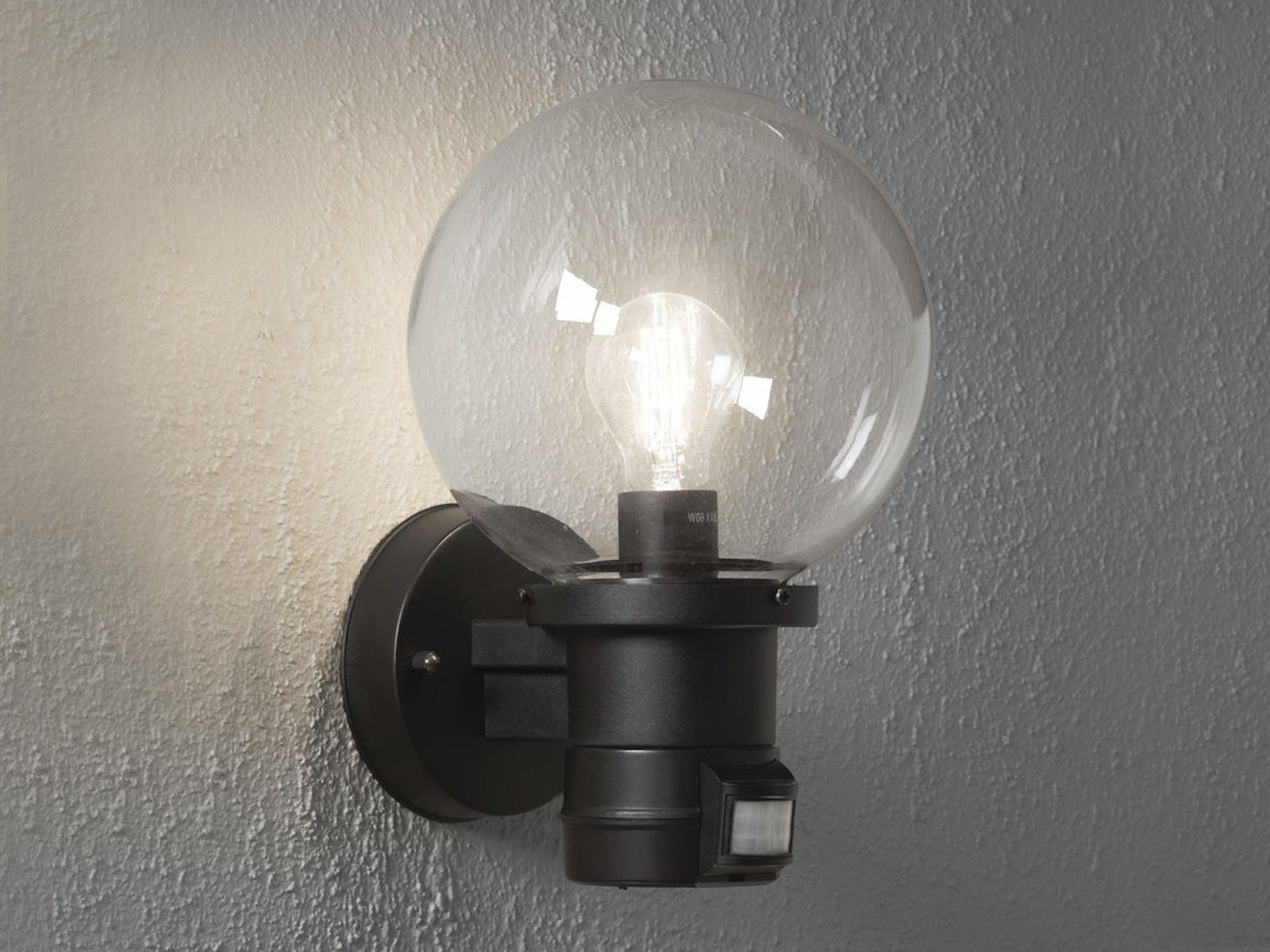 KONSTSMIDE LED Außen-Wandleuchte, Bewegungsmelder, LED wechselbar, Warmweiß, Fassadenbeleuchtung mit Glaskugel Lampenschirm Höhe 31cm