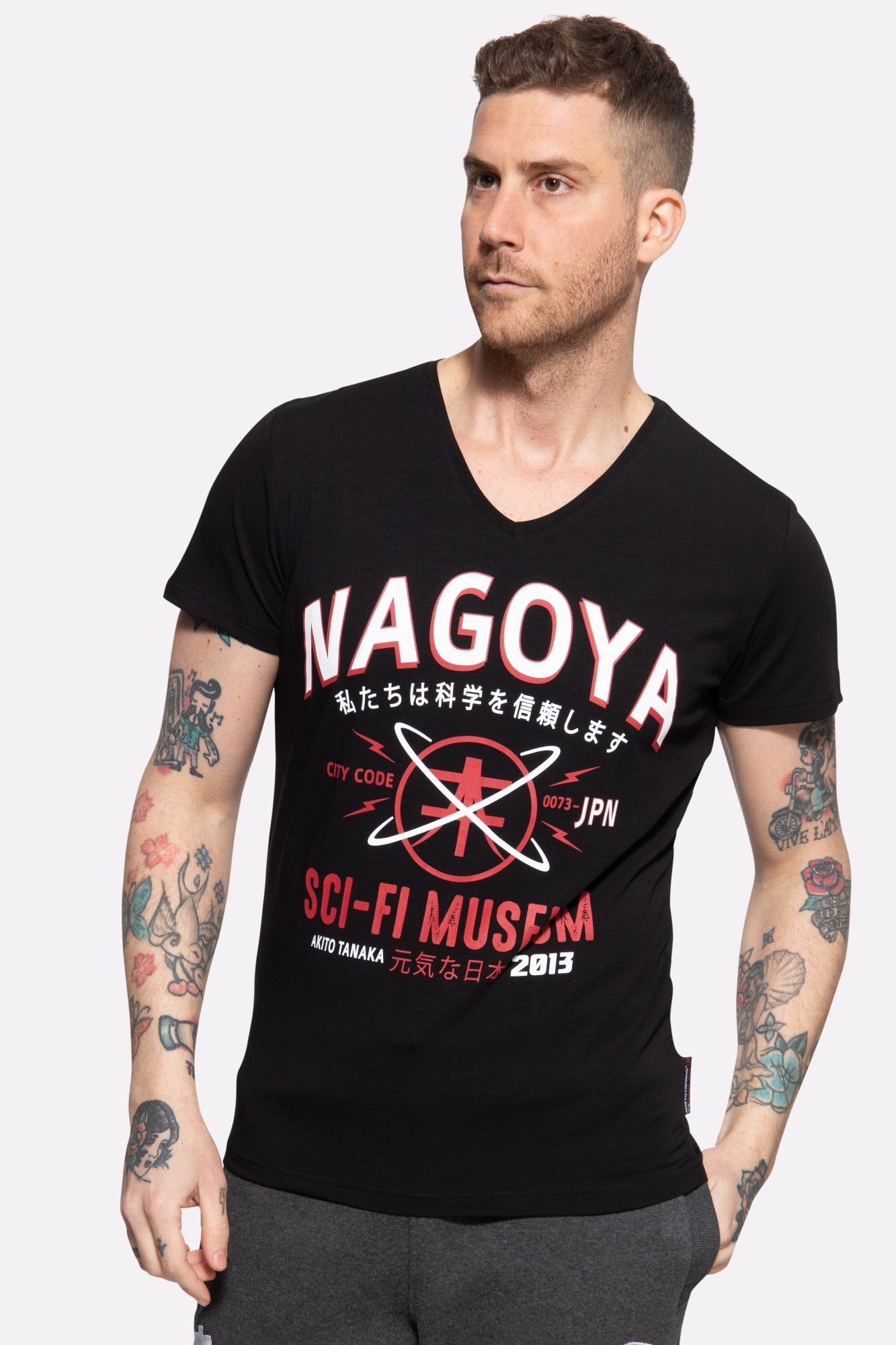 Akito Tanaka T-Shirt City Code mit Kontrast-Print schwarz | V-Shirts