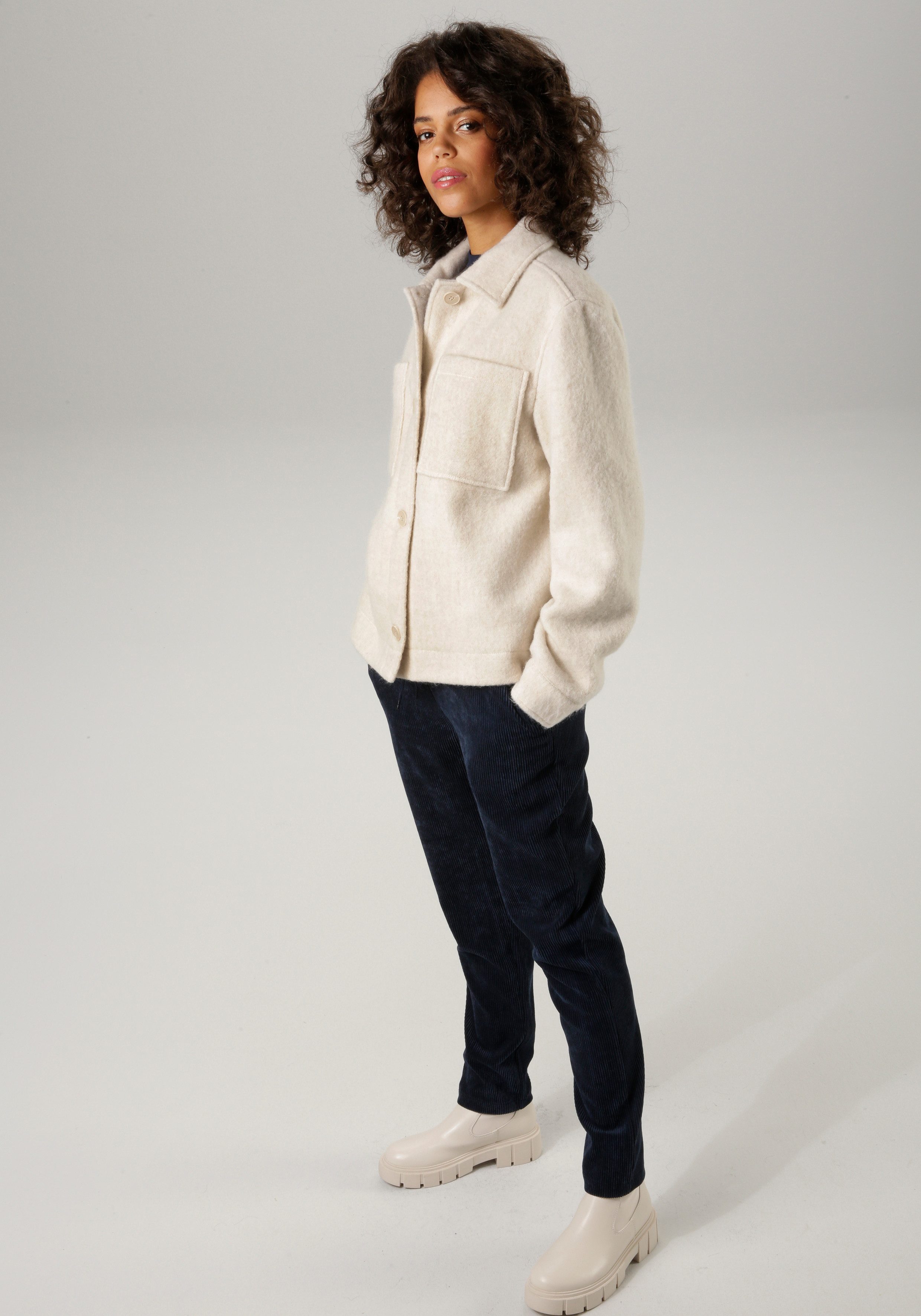 Aniston CASUAL Fleecejacke mit tonigen Knöpfen zu schließen