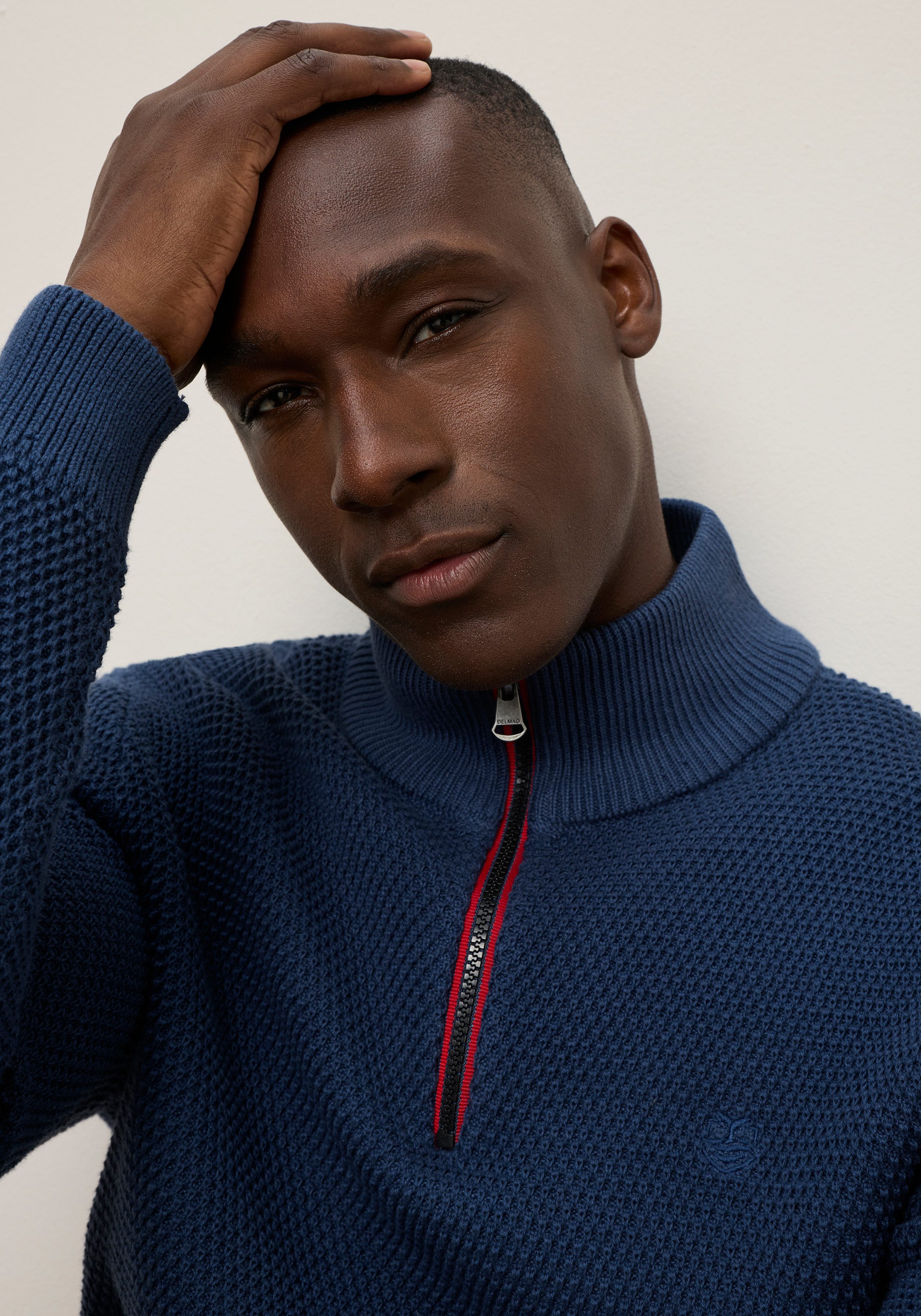 DELMAO Troyer Neue Kollektion! Highlight Kontrast- Reißverschluß aus Strickmaterial, Regular Fit, mit Label-Applikation. Reduzierter Preis € 28,99. Unverbindliche Preisempfehlung € 34,99, (€ 28,99 pro 1 Stk)