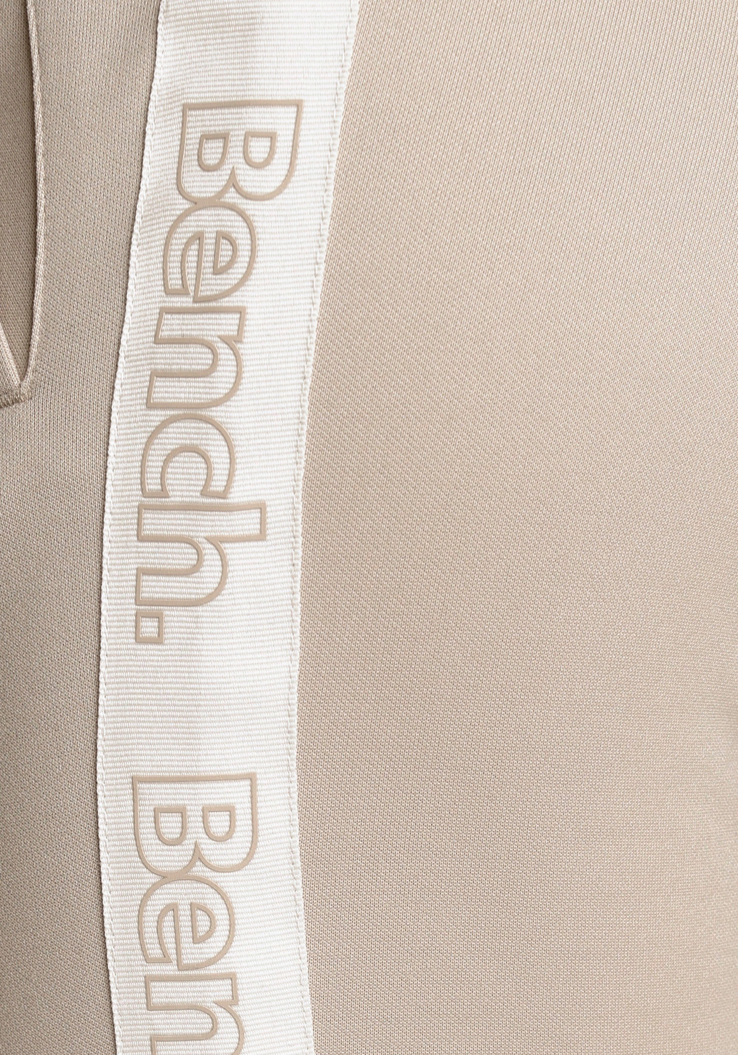 beige Relaxhose Bench. mit Loungeanzug Logo auf (1-tlg) Schriftzug Tape, dem