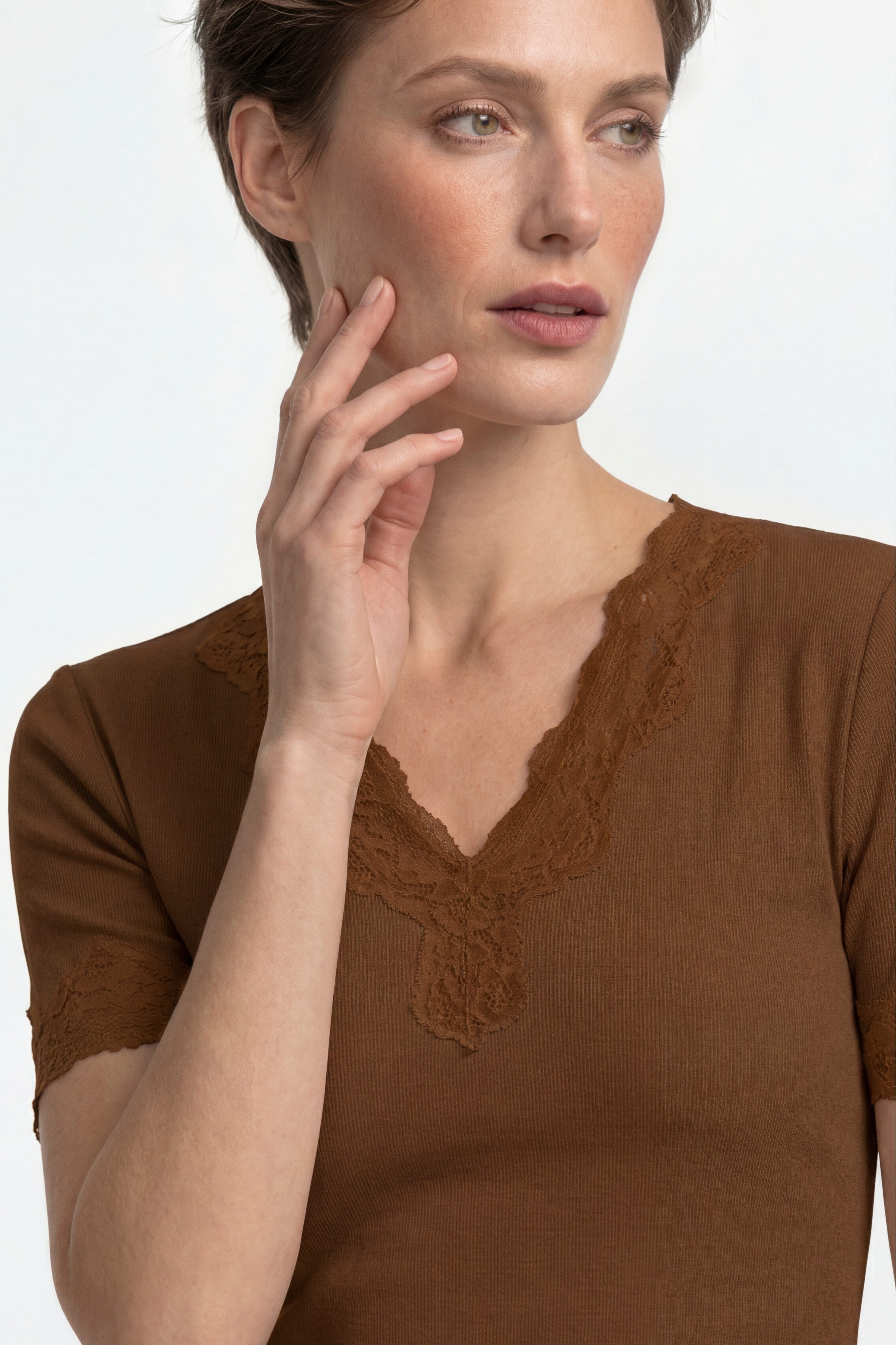 RICHROYAL V-Shirt mit Spitzenabschlüssen am Ausschnitt und Ärmel – Bild 2 von 5