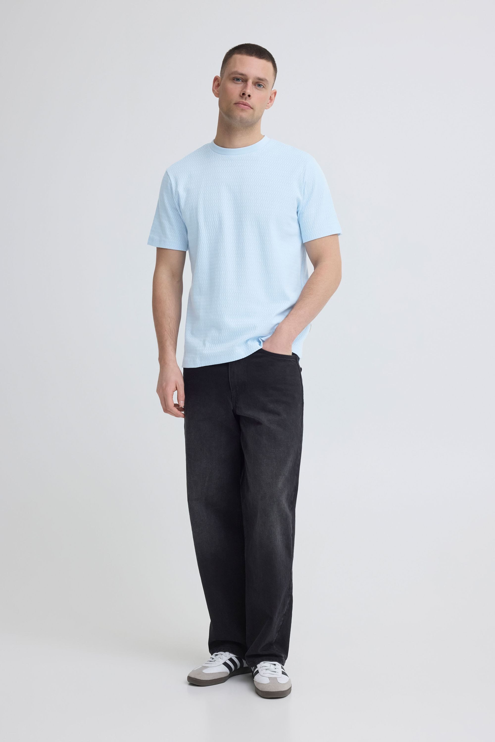 Blend Rundhalsshirt BHEswin (1-tlg) Schlichtes T-Shirt mit Rundhals-Ausschnitt