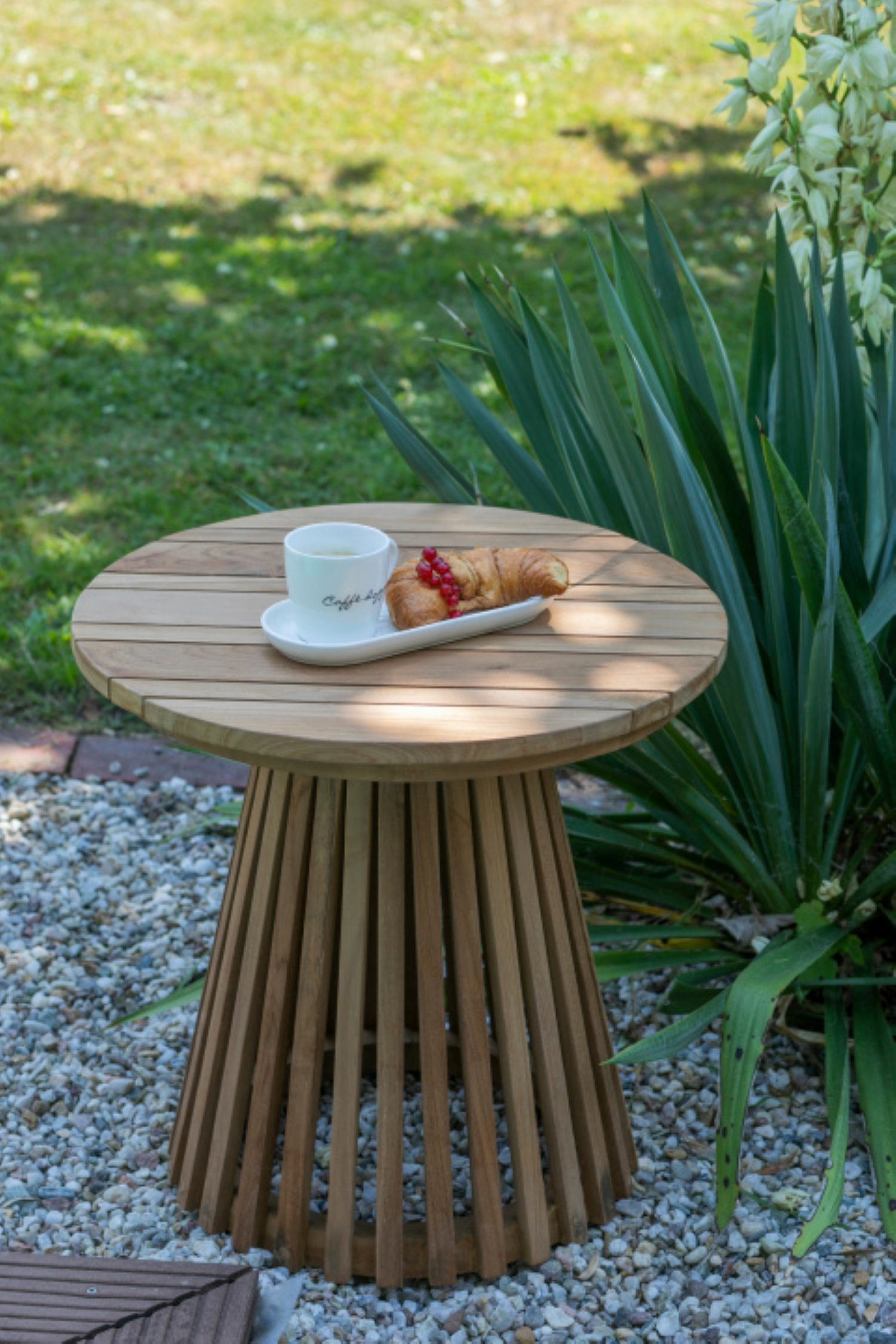 MR.DEKO Gartentisch Bolton Teak (Ideal zu Deckchairs kombinierbar – für drinnen & draußen geeignet, 1-St), Plantagen-Teak Vollholz – wetterfest, vielseitig, leicht montierbar