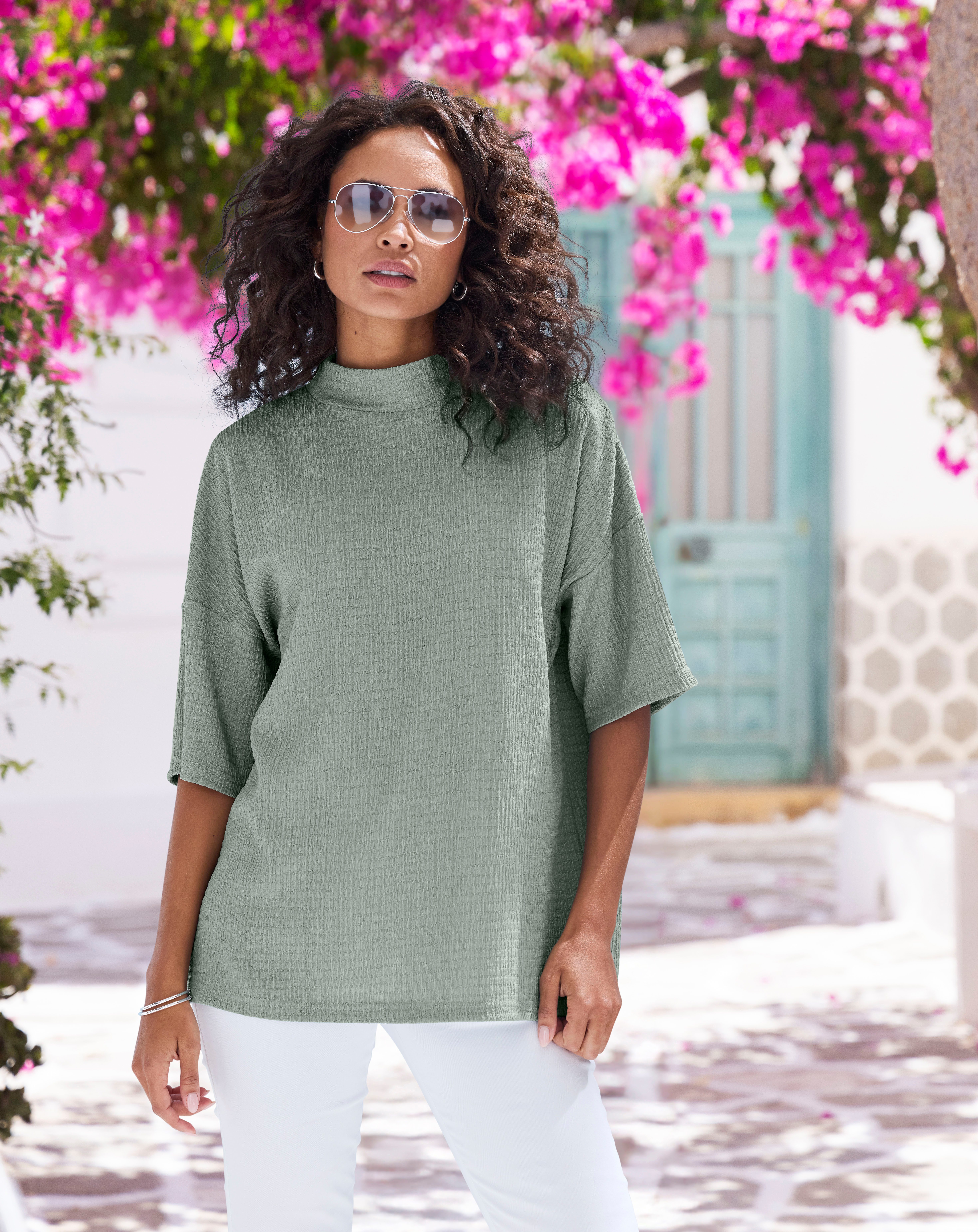 LASCANA Kurzarmshirt mit Stehkragen aus bügelfreier Crêpe-Qualität