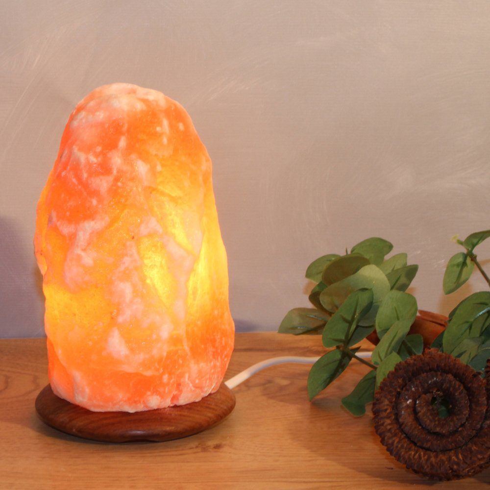 Schlafwelt Salzkristall-Tischlampe Sari, ein Stein jeder ca.18 orange cm, Handgefertigt - Leuchtmittel kg Warmweiß, Unikat, H: wechselbar, ca.2-3