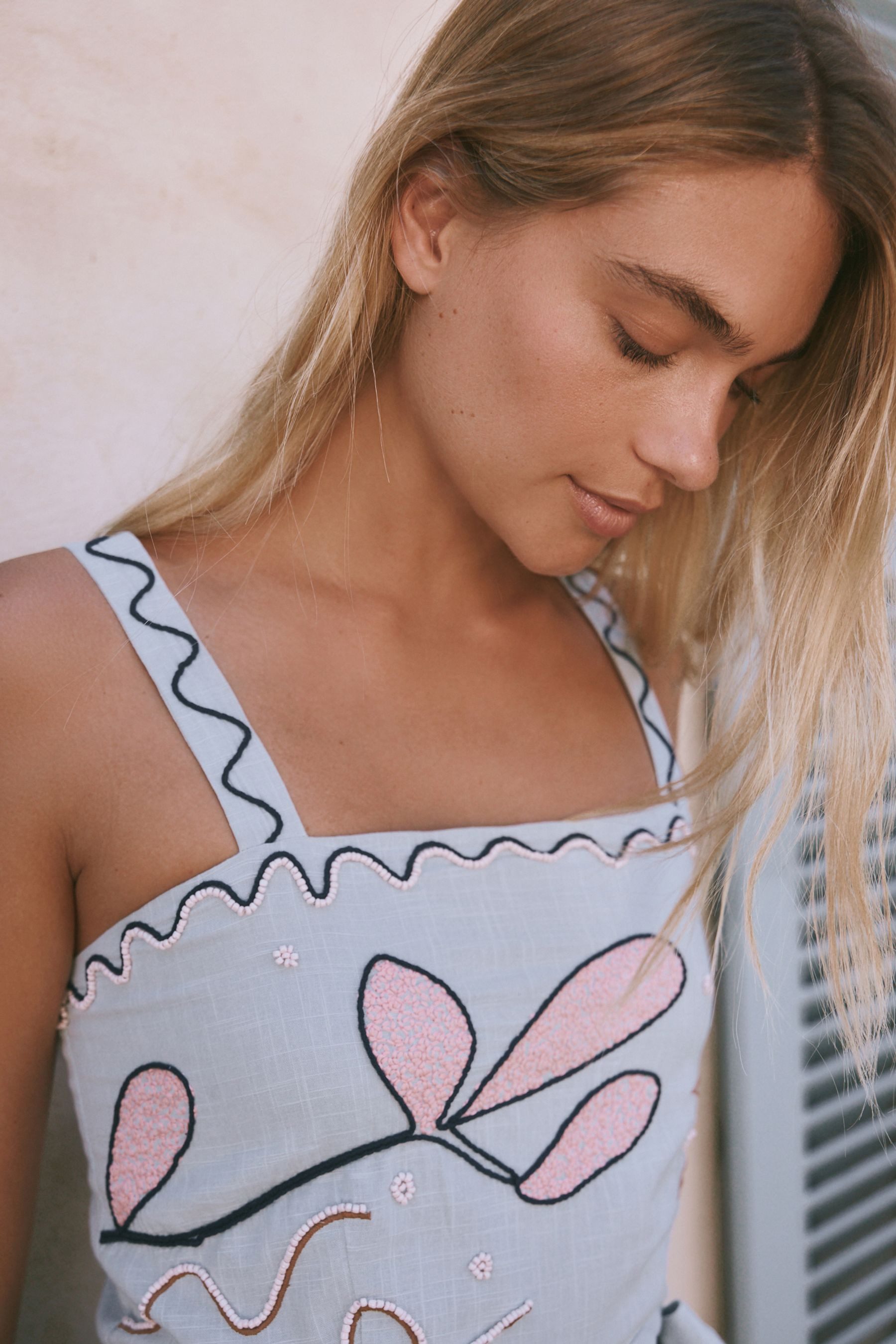 Next Playsuit Sommerlicher Playsuit mit Wickelfront (1-tlg) – Bild 3 von 5