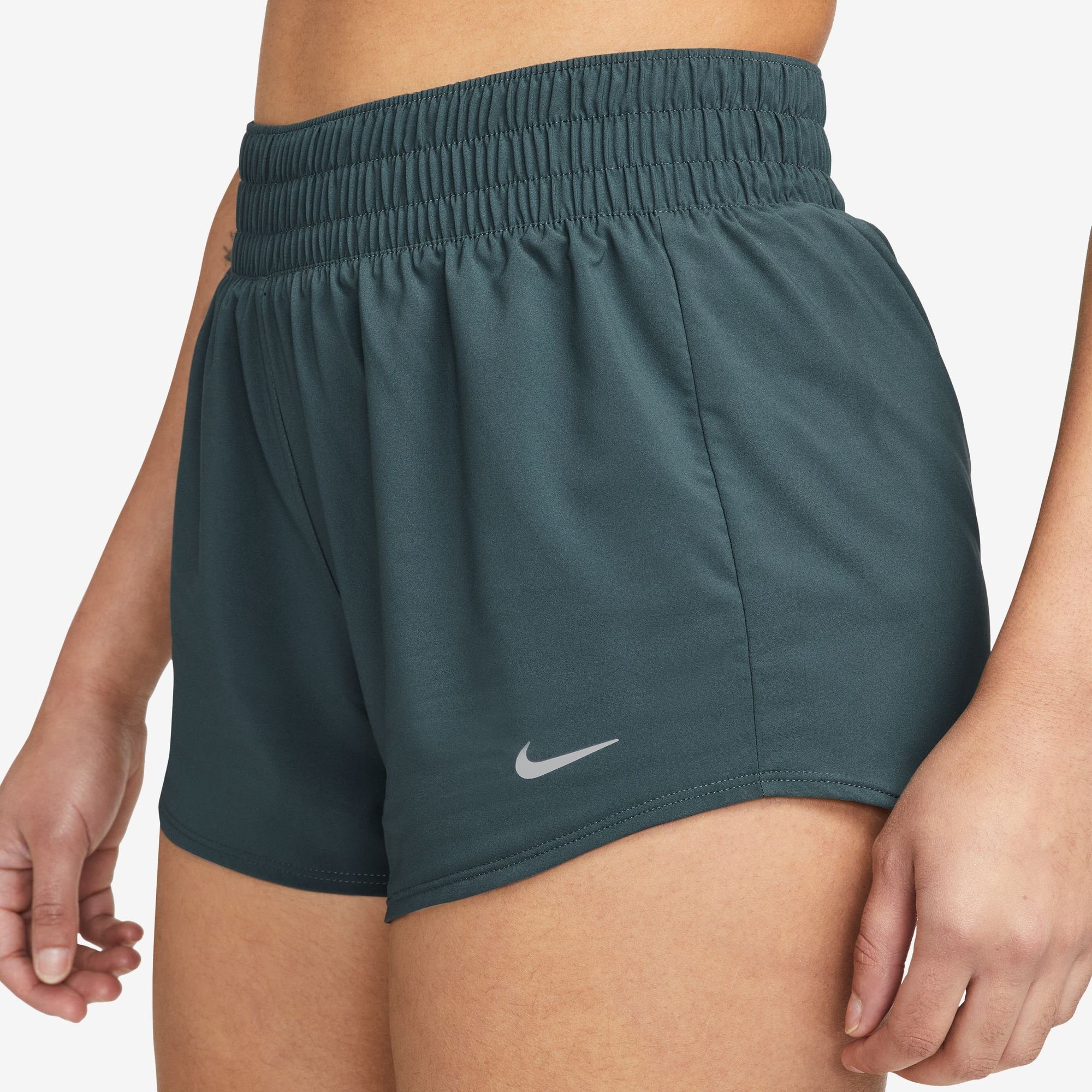Nike Trainingsshorts DRI-FIT ONE WOMEN'S SILV MID-RISE BRIEF-LINED SHORTS JUNGLE/REFLECTIVE DEEP