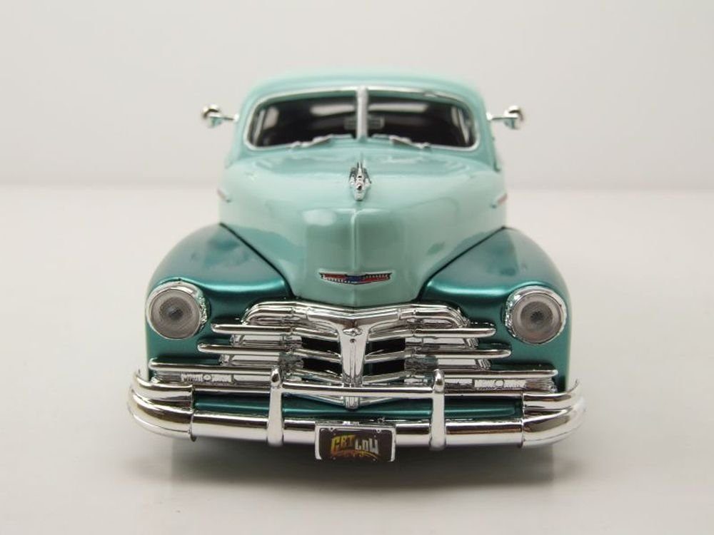 Motormax Modellauto Chevrolet Aerosedan Fleetline 1948 grün, Maßstab 1:24