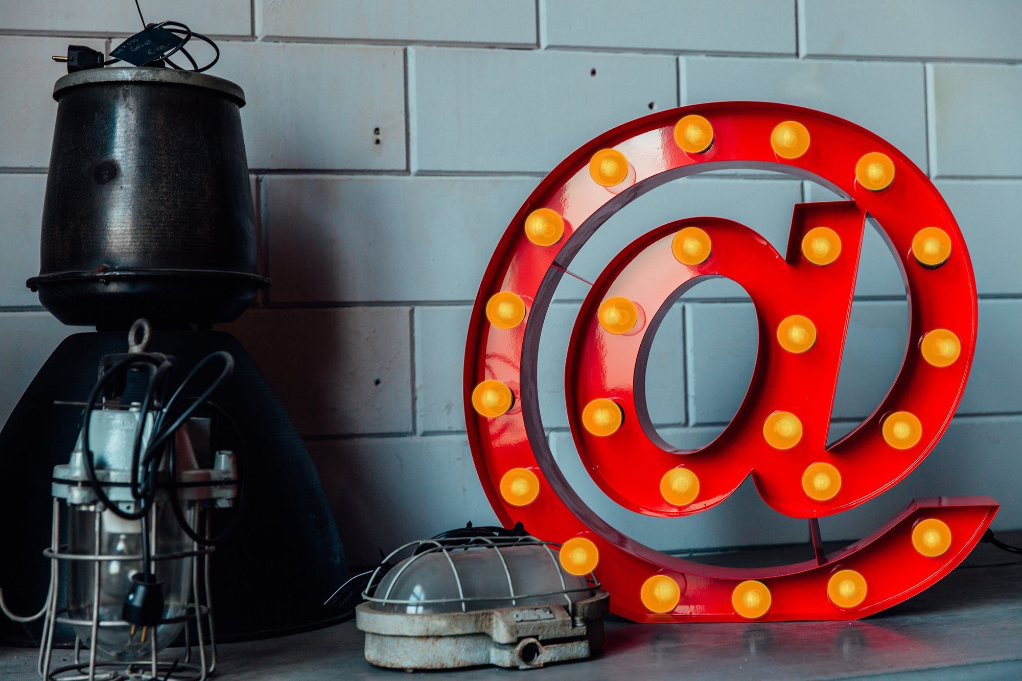 MARQUEE LIGHTS LED Dekolicht @-Sign, ohne Leuchtmittel, Warmweiß, Wandlampe, Tischlampe @-Zeichen 24 Leuchtmittel E14 (exkl) - 61x61cm