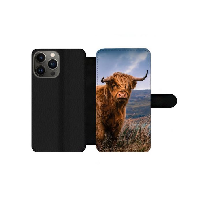 MuchoWow Handyhülle Schottischer Highlander - Berg - Wasser - Natur - Kuh Handyhülle Telefonhülle Apple iPhone 13 Pro Max