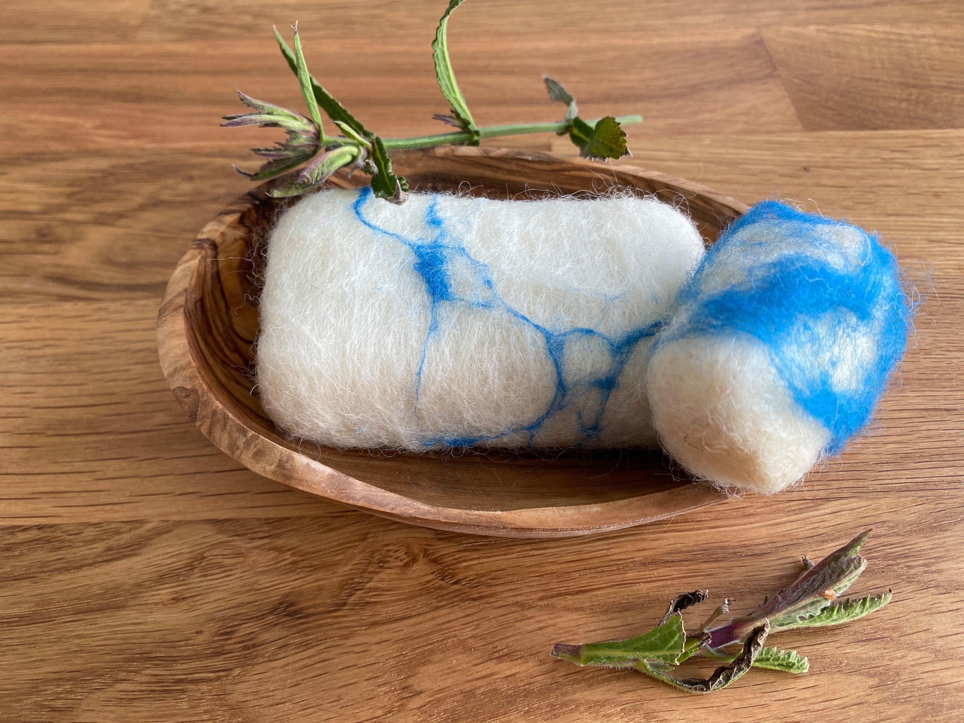 Soapbrothers Handseife Naturkosmetik Bio Seife mit Filzmantel - Bis zu 4-mal ergiebiger als herkömmliche Stückseifen in nachhaltiger Verpackung - Eisenkraut/Verbene 100g, 1-tlg., FSC zertifiziert, Naturkosmetik