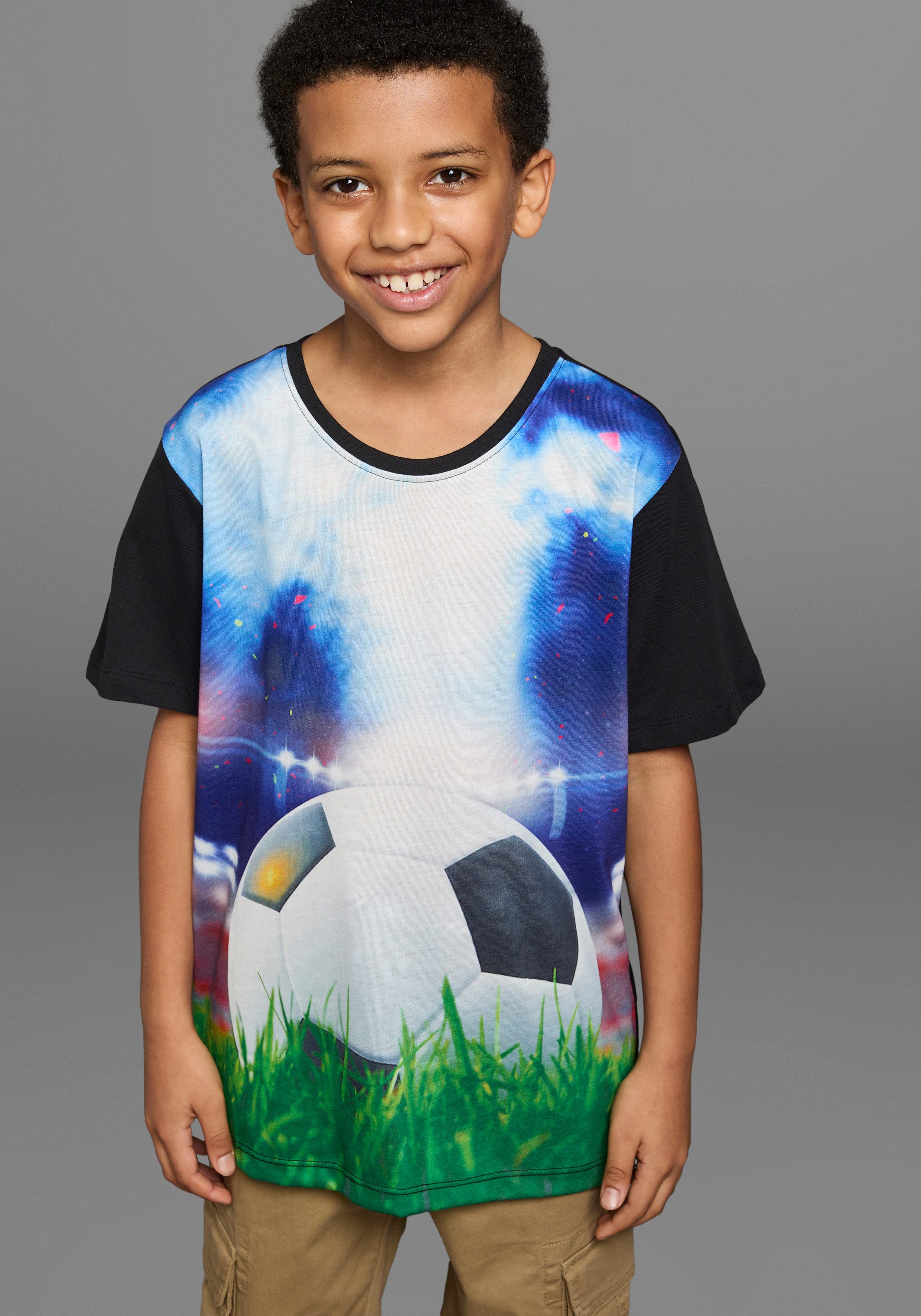 KIDSWORLD T-Shirt Mit coolem FUSSBALL-Print Kurzarm, Basic-Passform, mit trendigem Druck, Rundhalsausschnitt