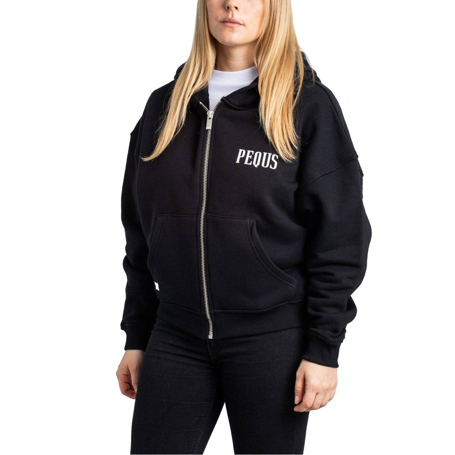 PEQUS Kapuzensweatjacke Pequs Chest Logo Cropped Zip Hoodie