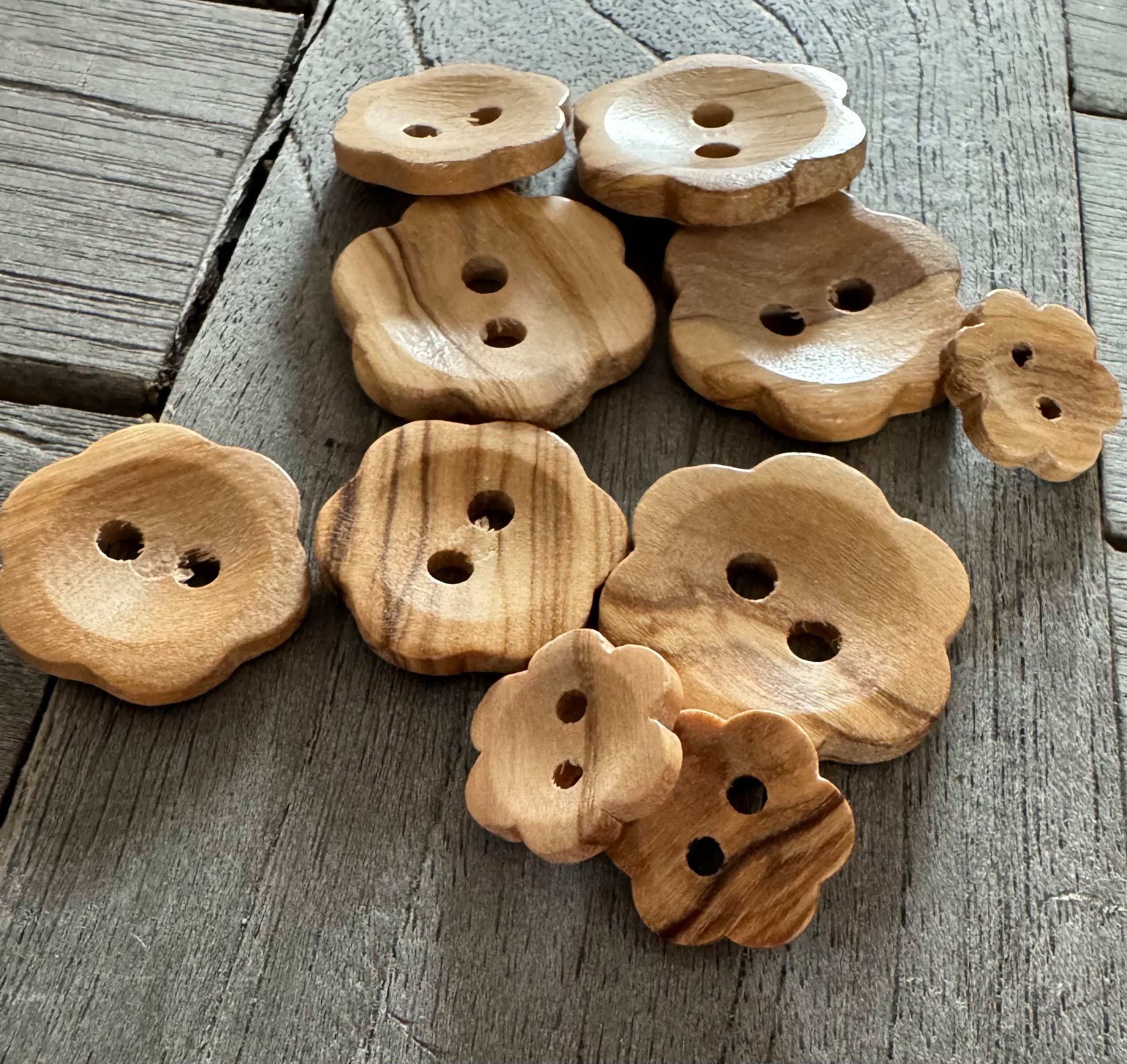 Hartmann-Knöpfe Knopf 10 Stück Holzknöpfe aus echtem OlivenHolz in BlütenForm