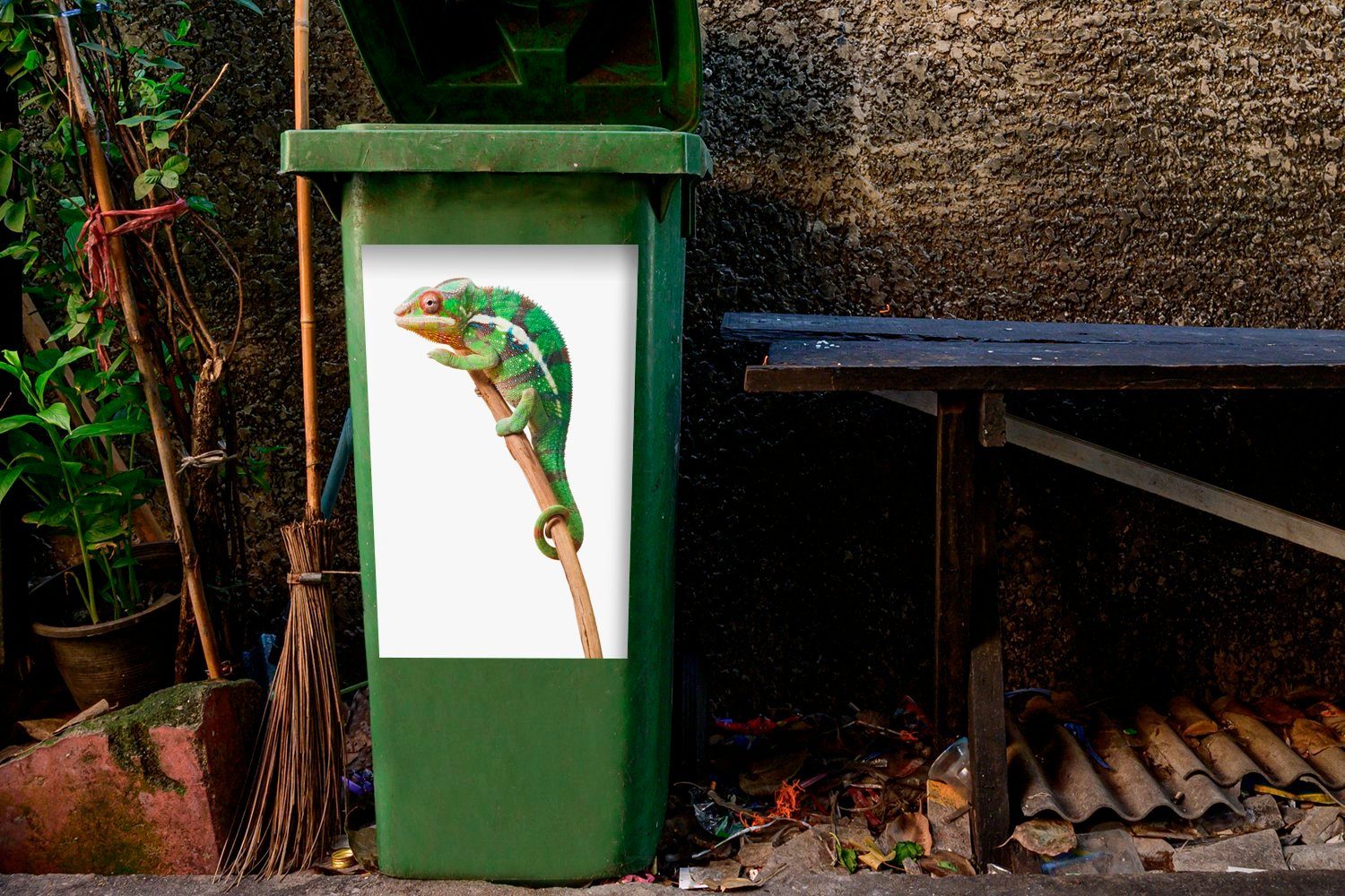 Mülltonne, St), Mülleimer-aufkleber, auf Wandsticker Ast Chamäleon Container, weißem (1 Abfalbehälter auf MuchoWow Hintergrund Sticker,