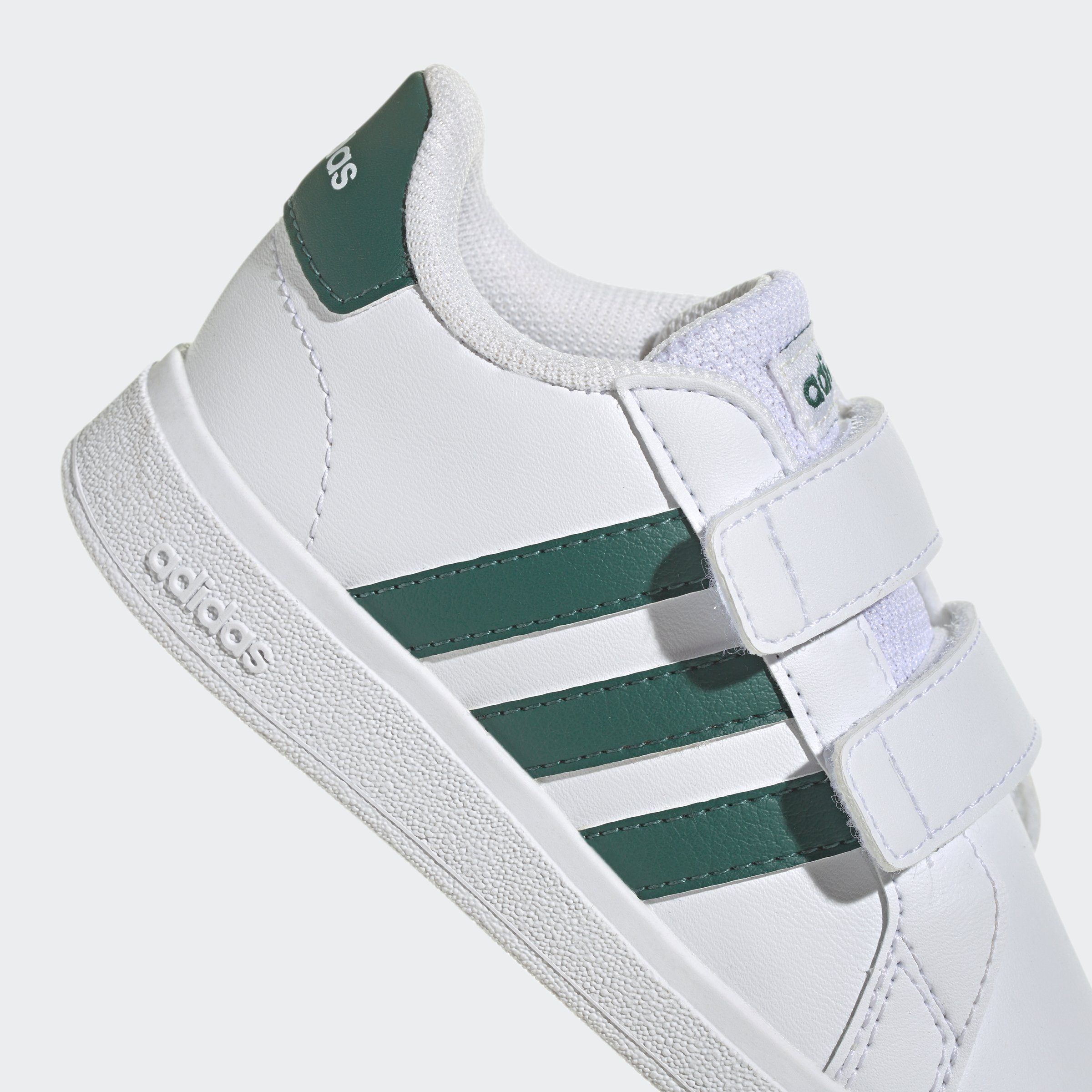 auf LOOP LIFESTYLE Sportswear AND Superstar adidas GRAND den adidas Design COURT des Spuren Sneaker HOOK weiß-grün