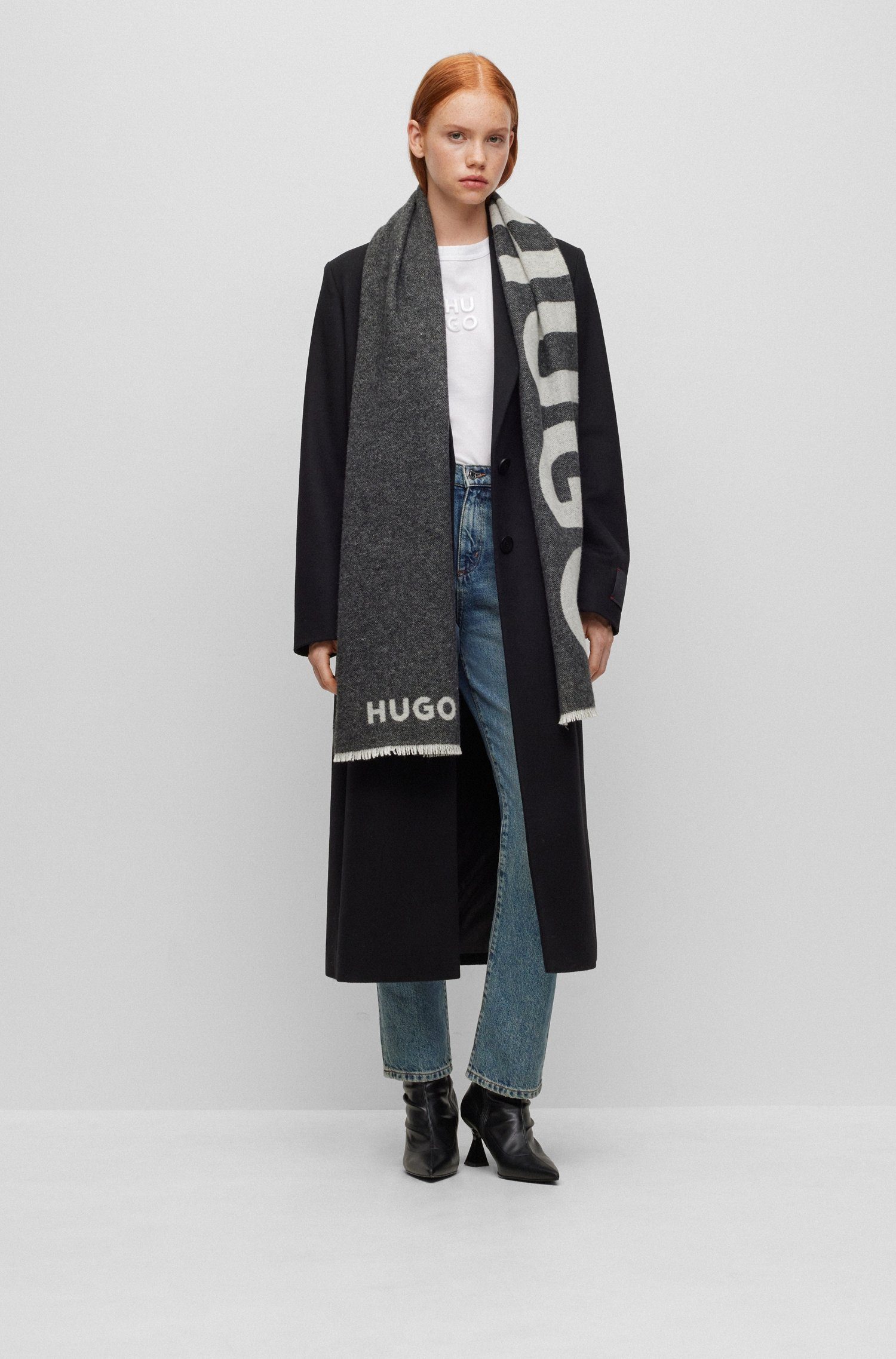 HUGO Schal Alexie, 32 mit x cm (001) aus 200 Hugo-Logo, Kontrastfarbenem Schwarz Woll-Mix