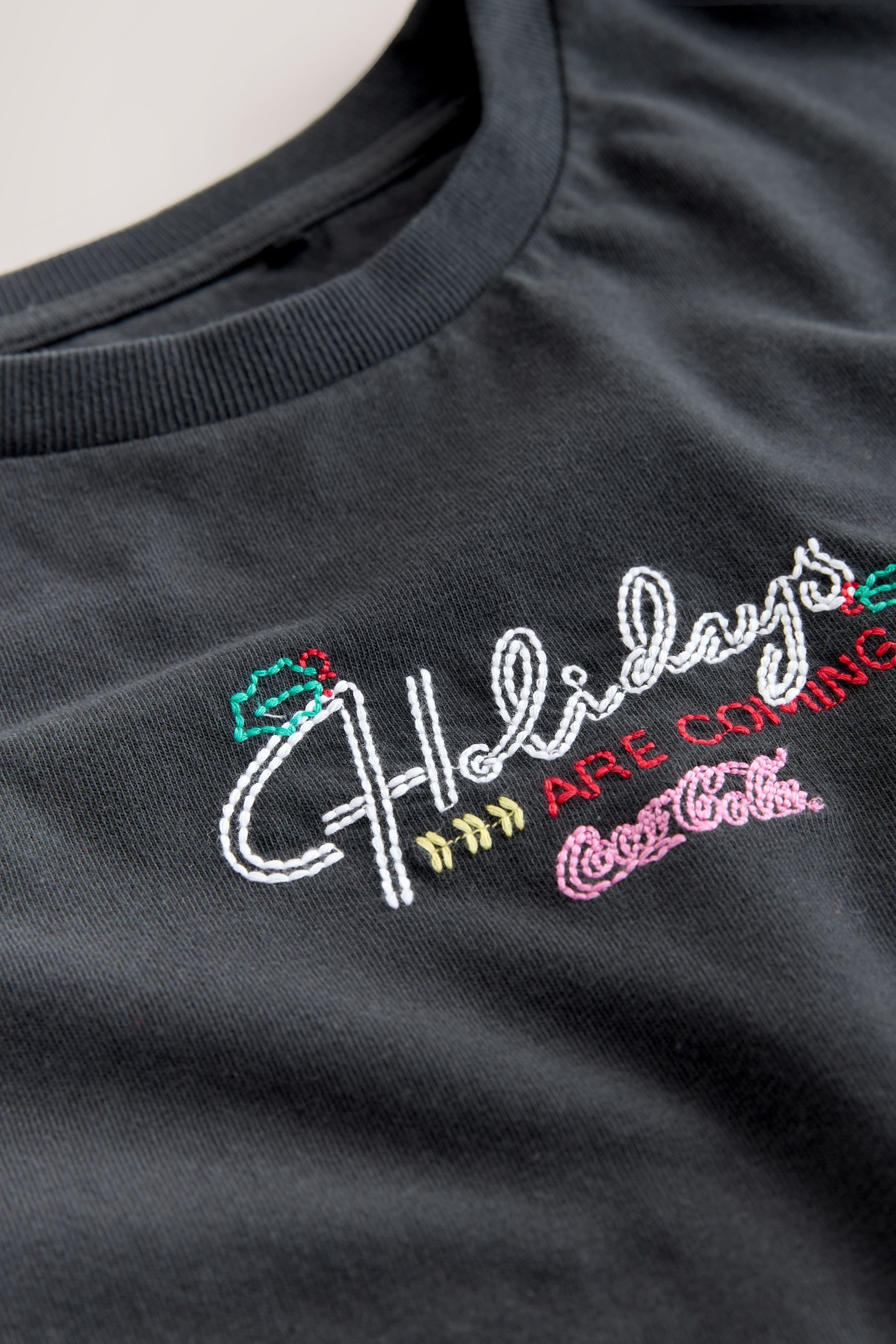 Next T-Shirt Coca Cola T-Shirt mit Grafikstickerei (1-tlg)