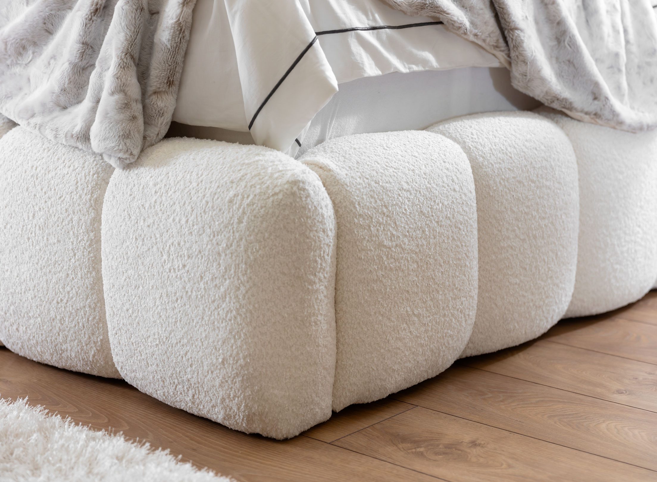 yourhouse24 Polsterbett Cande Bouclé, hohes Kopfteil & Rillen-Design, Luxus Wolkenbett mit Bettkasten & Lattenrost