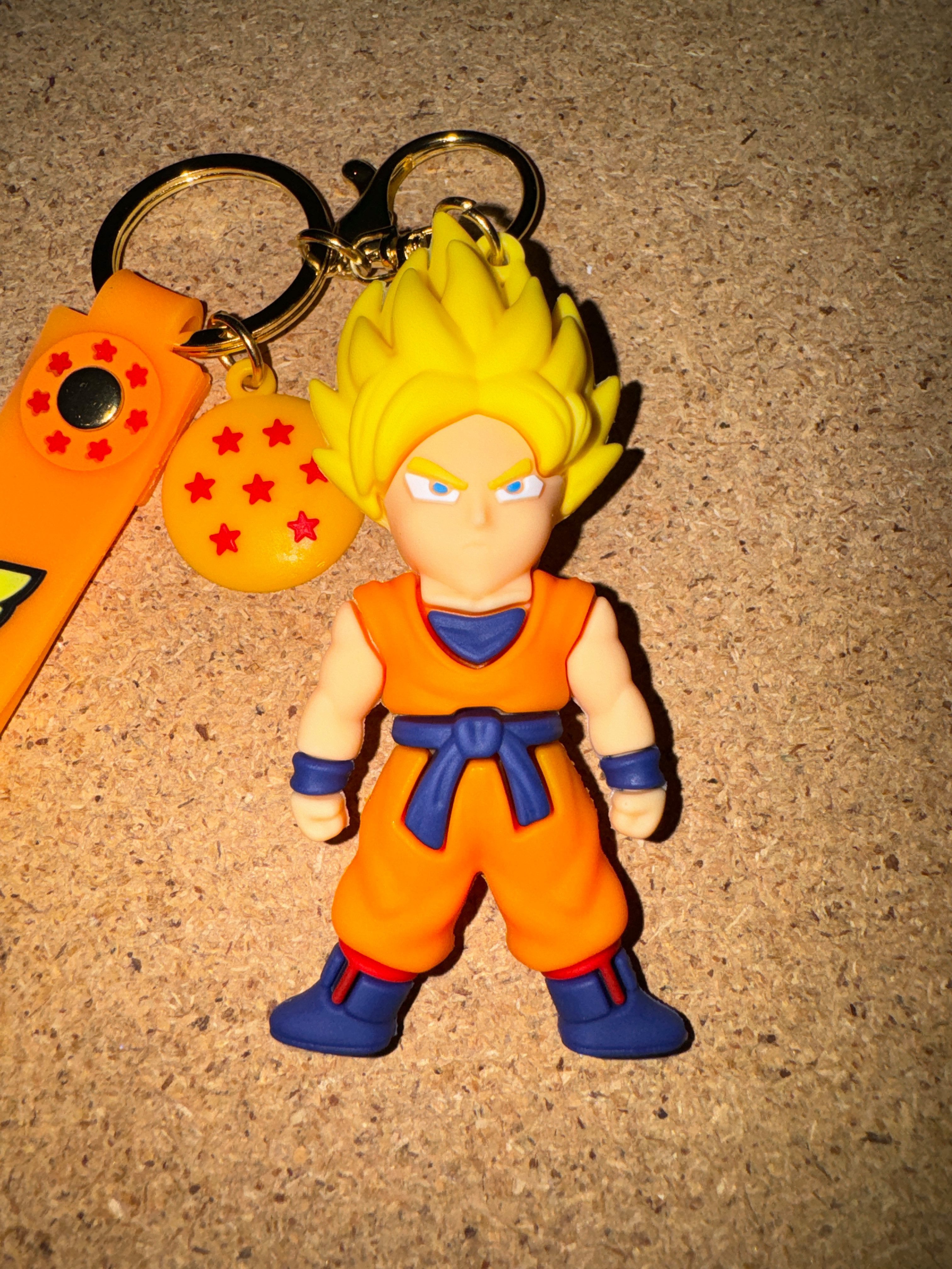 Stelby Schlüsselanhänger Dragonball Songoku Schlüsselanhänger 3D Gummi (Super-Sayajin im Kampfanzug), Strapazierfähiges & flexibles Material für langlebige Nutzung