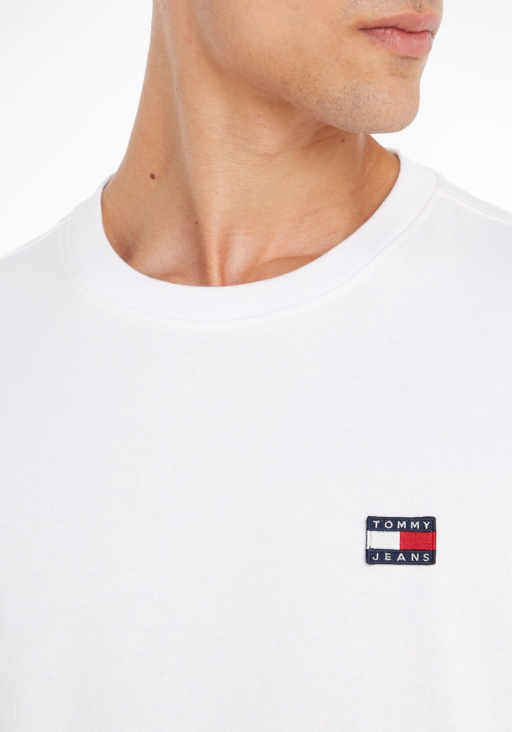 TOMMY T-Shirt White Jeans mit TJM BADGE Rundhalsausschnitt TEE XS CLSC Tommy