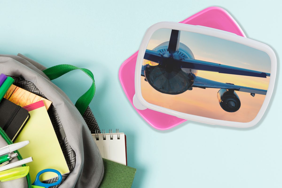 MuchoWow Lunchbox Rückansicht eines fliegenden Brotbox Mädchen, Erwachsene, für (2-tlg), Brotdose Flugzeugs Kunststoff während rosa Kinder, Sonnenuntergangs, Kunststoff, Snackbox, eines