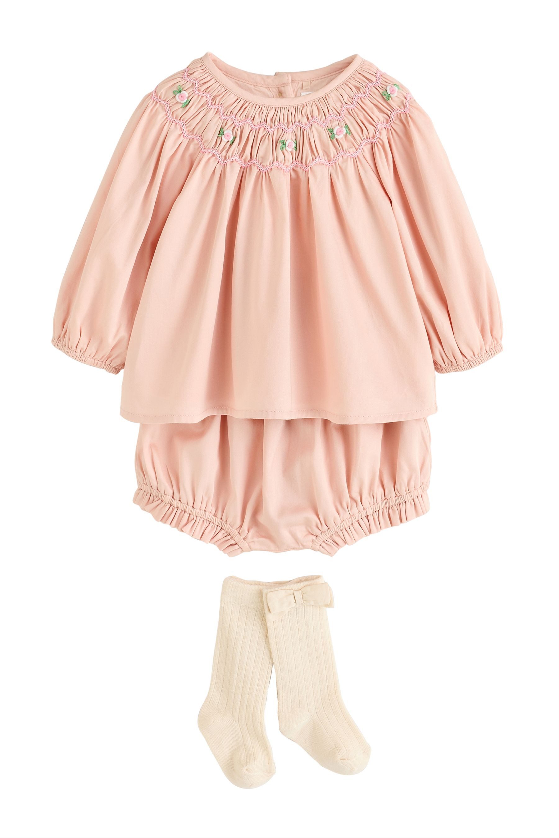 Shirt & Shorts Baby-Set aus gesmoktem Oberteil, Shorts und Socken
