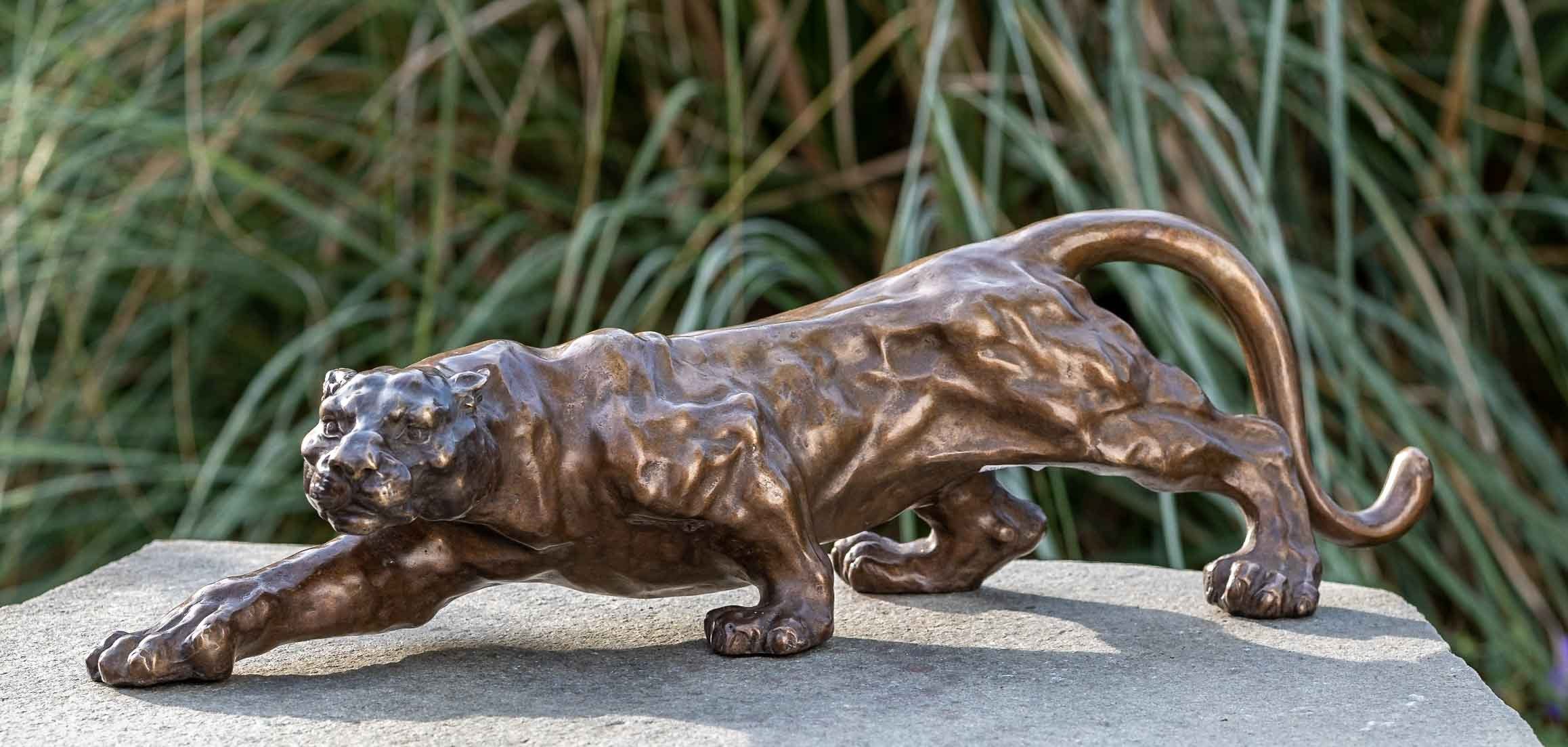 IDYL Gartenfigur IDYL Bronze-Skulptur Jaguar, Bronze – sehr robust – Langlebig – witterungsbeständig gegen Frost, Regen und UV-Strahlung. Die Modelle werden in Wachsausschmelzverfahren in Bronze gegossen und von Hand patiniert.