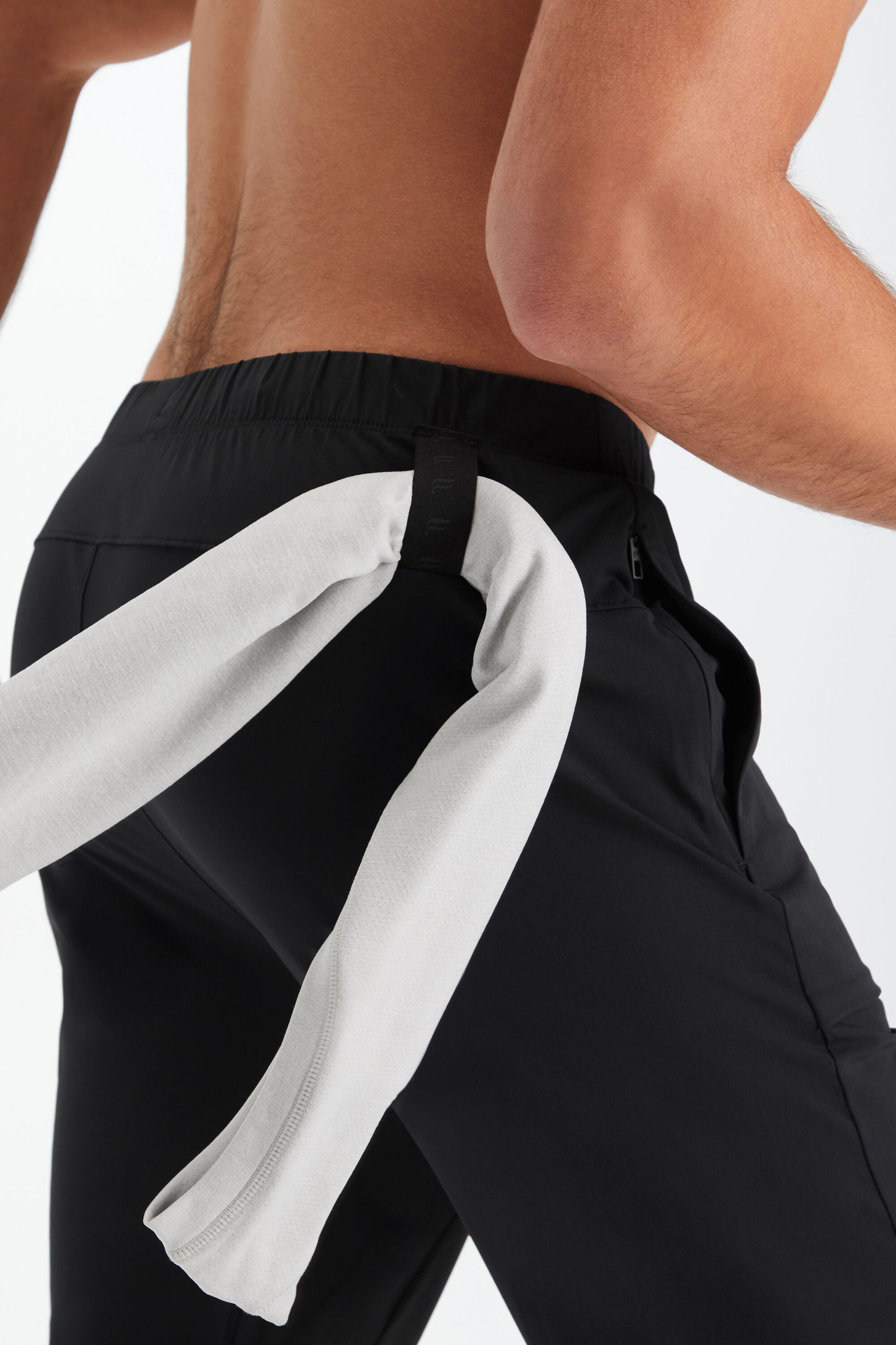 Fabletics Trainingshose The One Jogger (1-tlg) aus Performance-Stoff und mit Reißverschlusstaschen