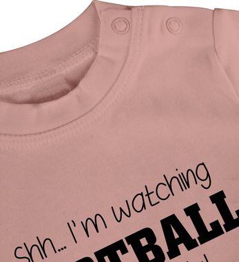 Shirtracer T-Shirt Shh...I'm watching football with Daddy! - schwarz Sport & Bewegung Baby