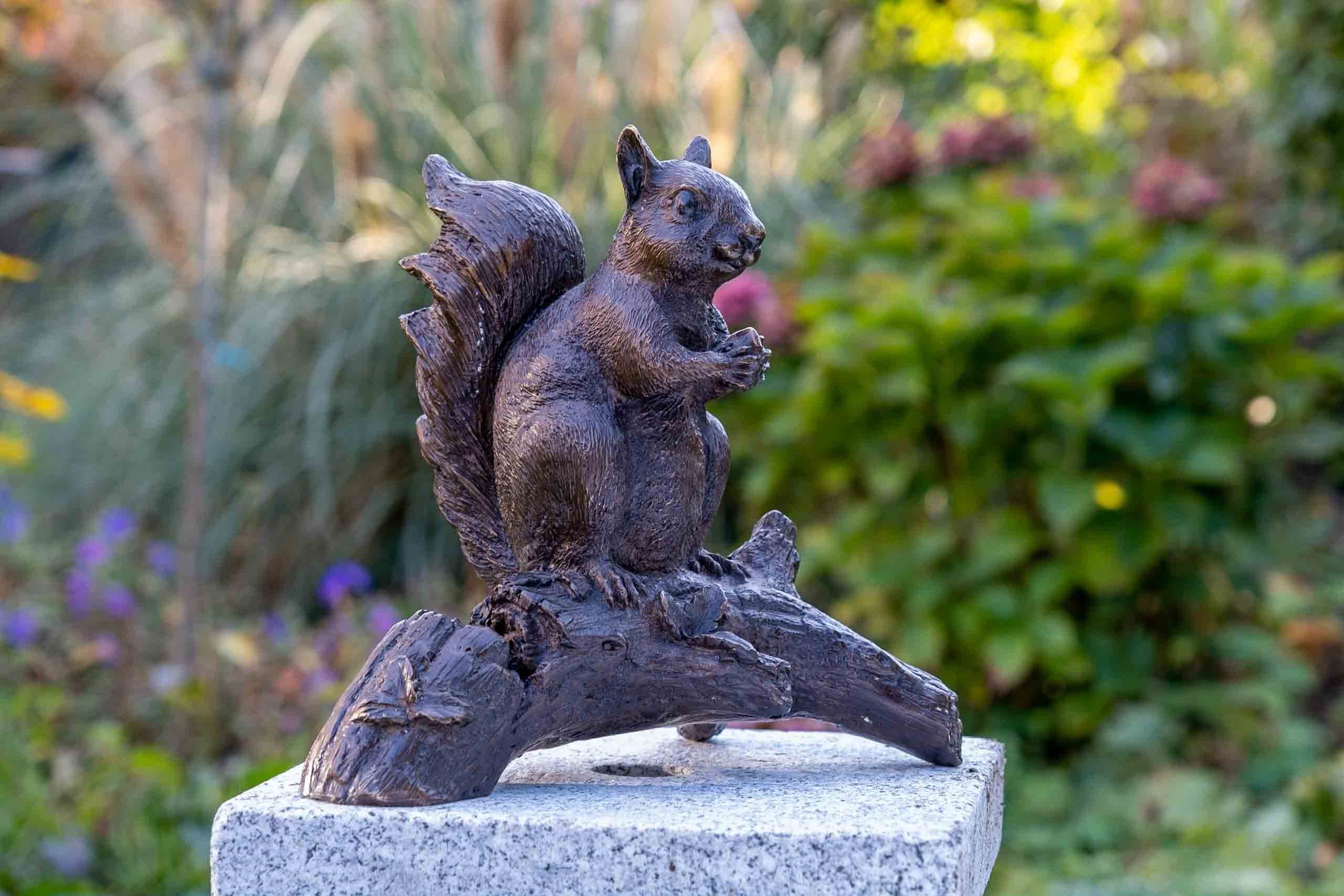IDYL Dekofigur IDYL Bronze-Skulptur Eichhörnchen auf Ast, 22x13x24cm, Bronze – sehr robust – Langlebig – witterungsbeständig gegen Frost, Regen und UV-Strahlung. Die Modelle werden in Wachsausschmelzverfahren in Bronze gegossen und von Hand patiniert.