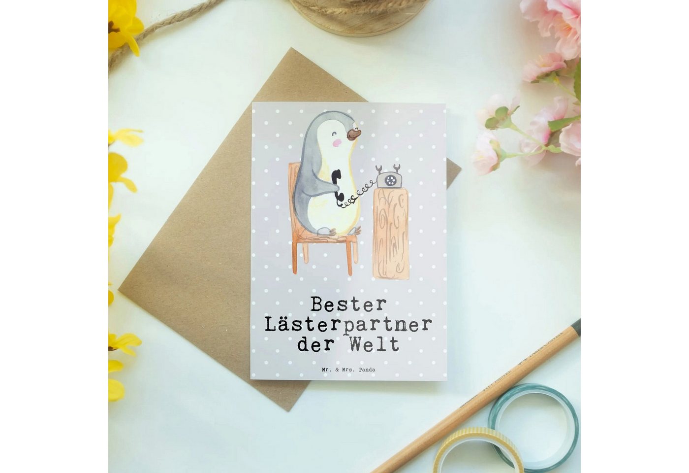 Thumbnail - Mr. & Mrs. Panda Grußkarte Pinguin Bester Lästerpartner der Welt - Grau Pastell - Geschenk, Kart, Edler Umschlag