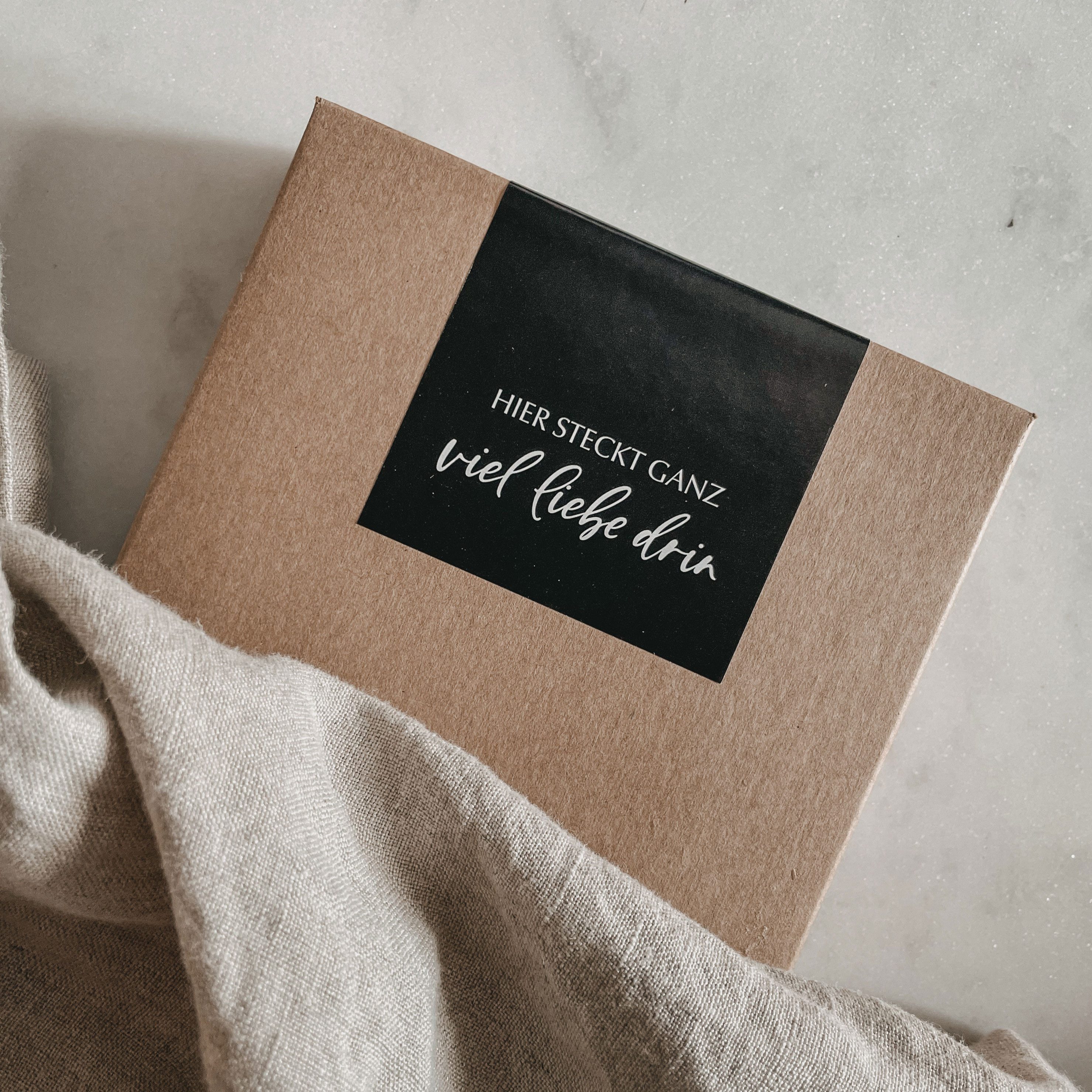 NORDEULE Aufkleber Hier steckt ganz viel Liebe drin, Schwarz, (25tlg), Verschlussetiketten für Geschenke Papiertüten Briefpost Verpackung