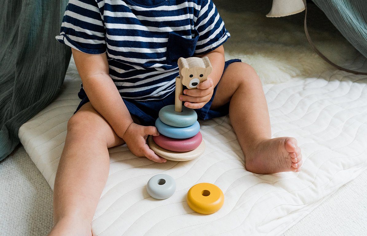 KINDSGUT Stapelspielzeug Stapelturm, Motorik-Spielzeug für Klein-Kinder aus Holz, Bär