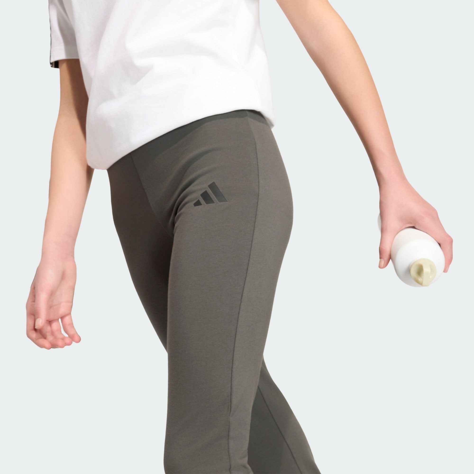 adidas Sportswear Leggings ESSENTIALS LEGGINGS, AUSGESTELLTES BEIN (1-tlg) – Bild 4 von 5